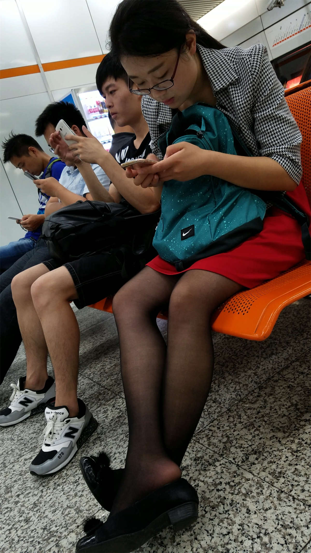 高铁车站候车室的黑丝黑高眼镜妹-日更街拍