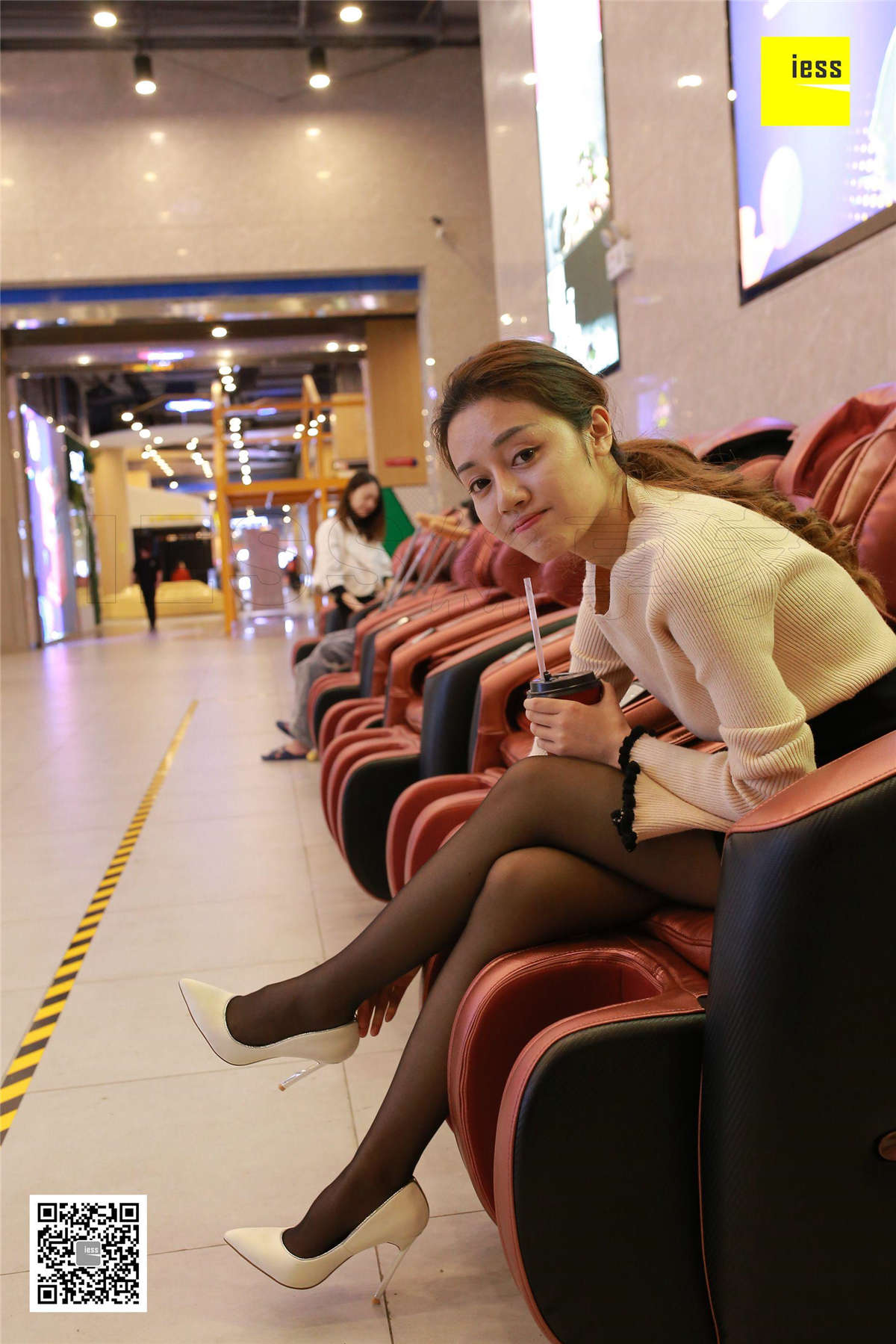 IESS异思趣向 丝享家190期：按摩椅上的黑丝美女晶晶-日更街拍