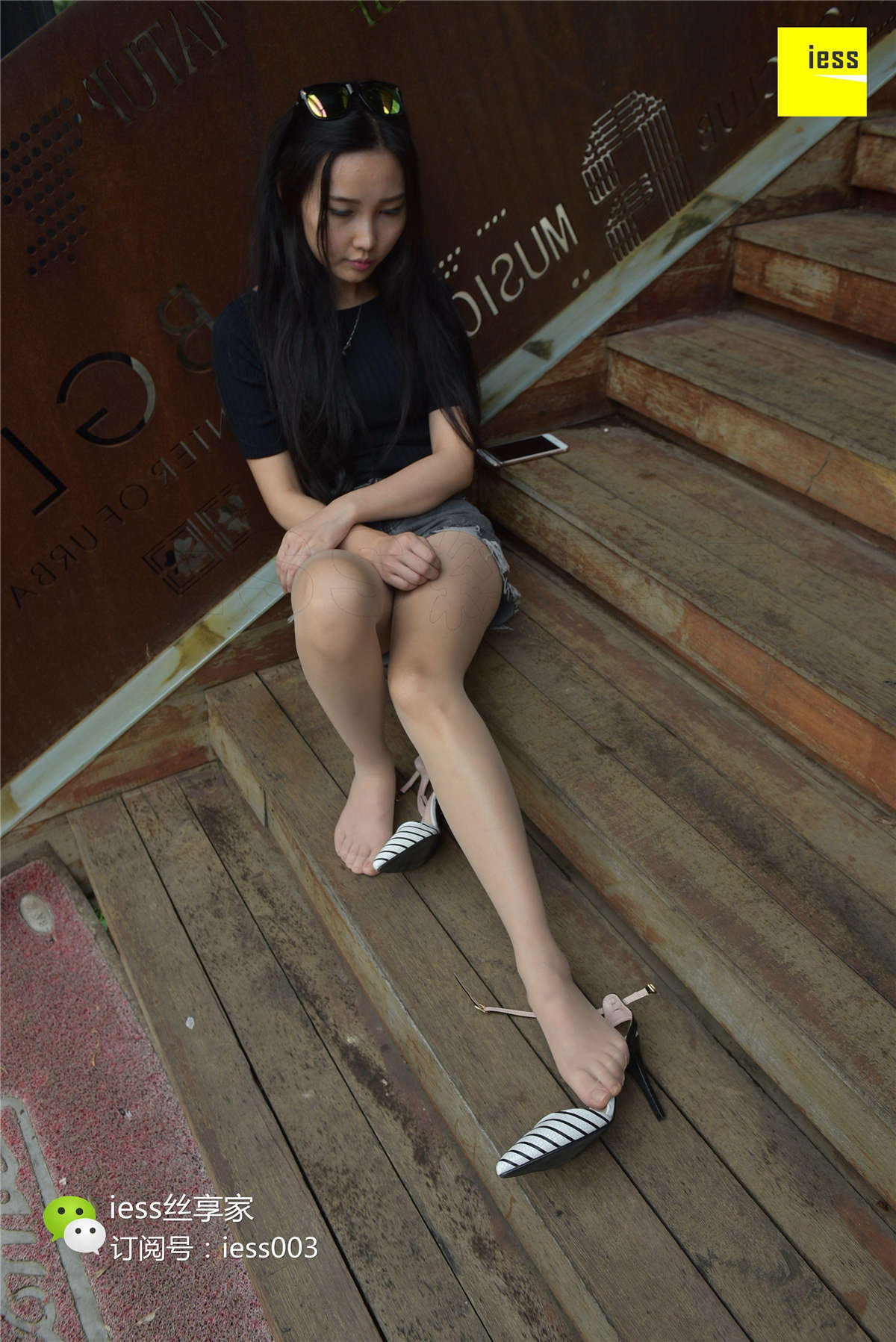 图片[2]-IESS异思趣向 丝享家051期：超短热裤肉丝Ⅱ欣欣-日更街拍