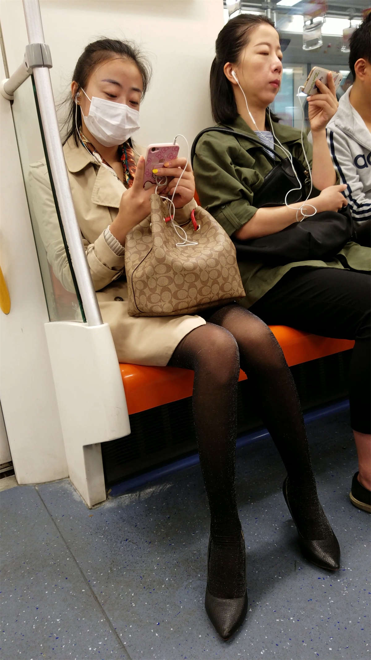 图片[2]-戴口罩的黑丝高跟-日更街拍