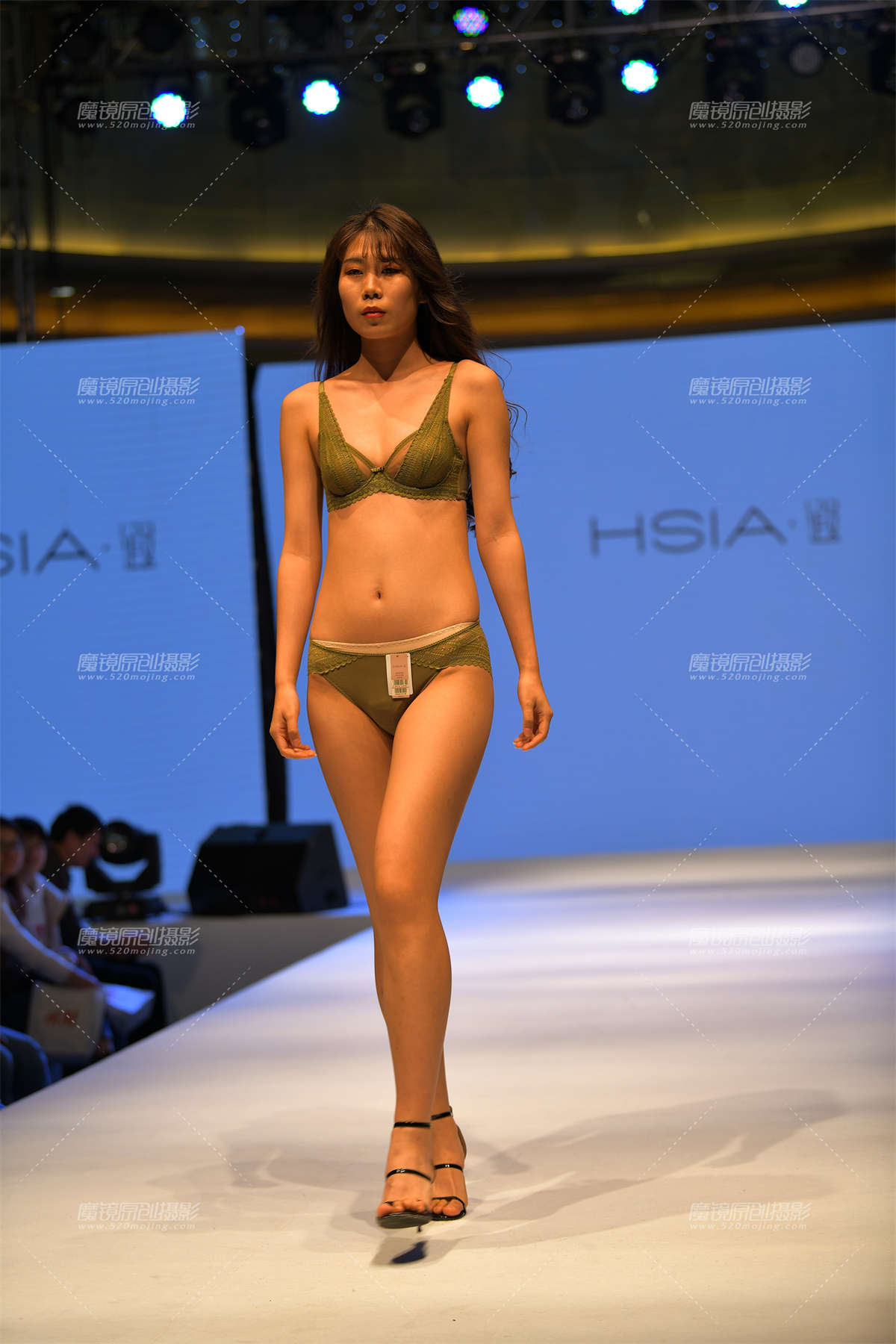 白色的内衣最迷人-日更街拍