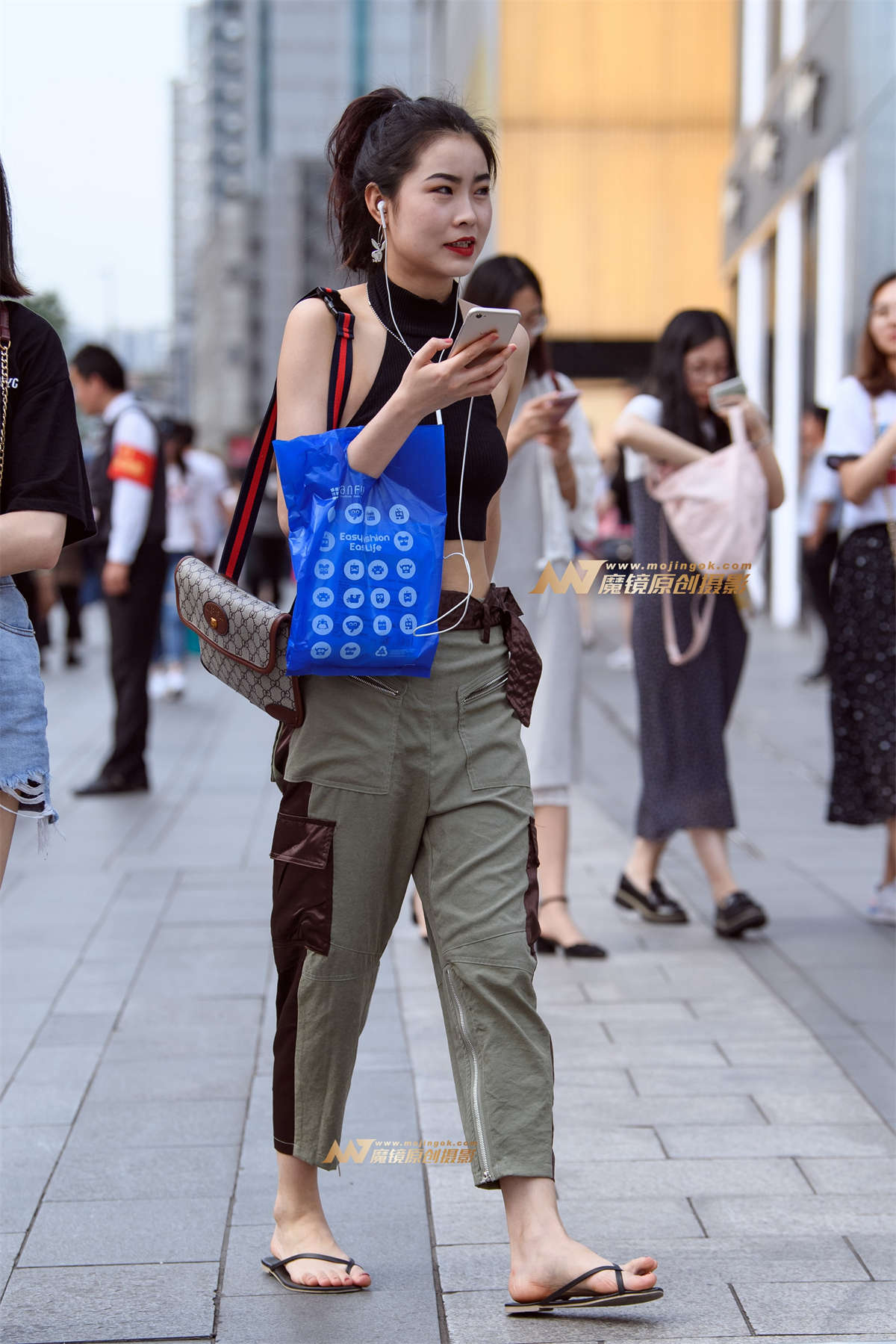 【久久赛帖】低调性感的露背装-日更街拍