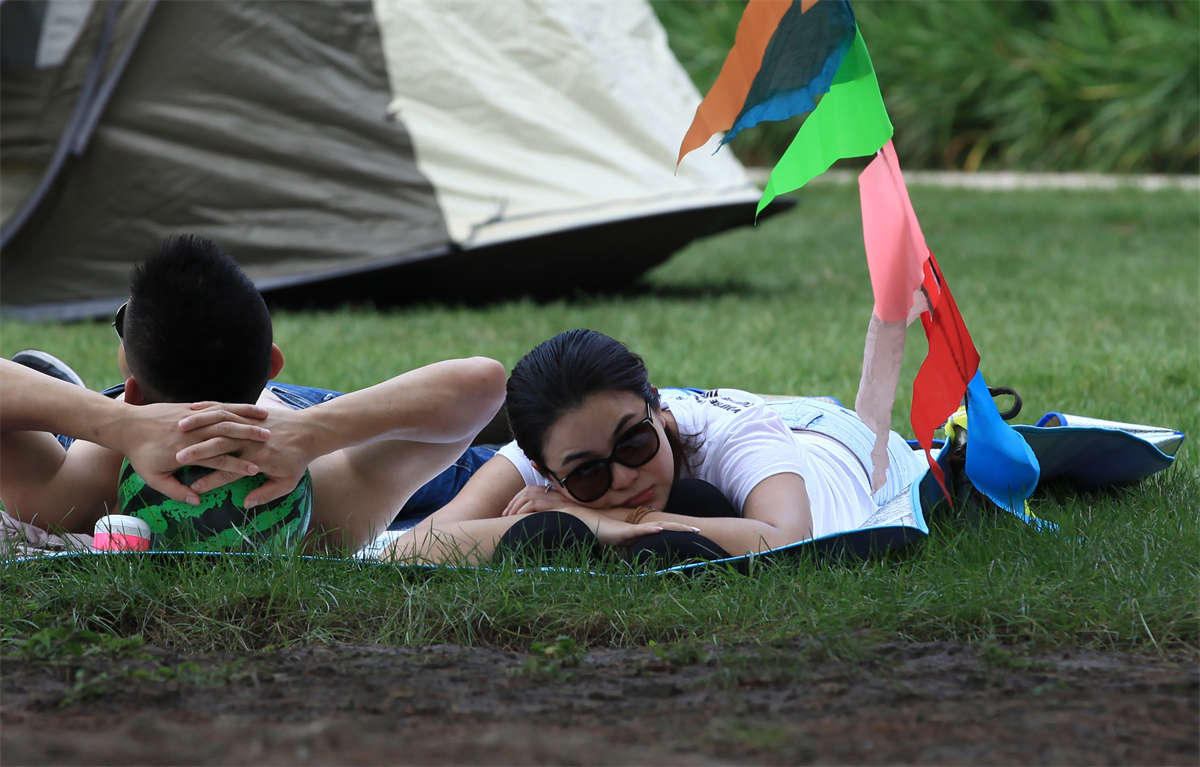 图片[2]-踏青公园街拍系列No.1485 脸、脚、丝俱佳的墨镜少妇-日更街拍