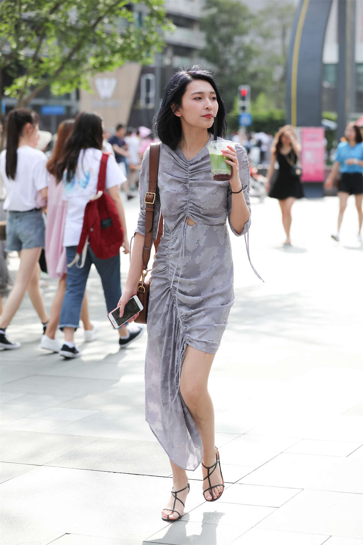 【辉辉赛贴-第二十五贴】灰色长裙长腿短发美女-日更街拍