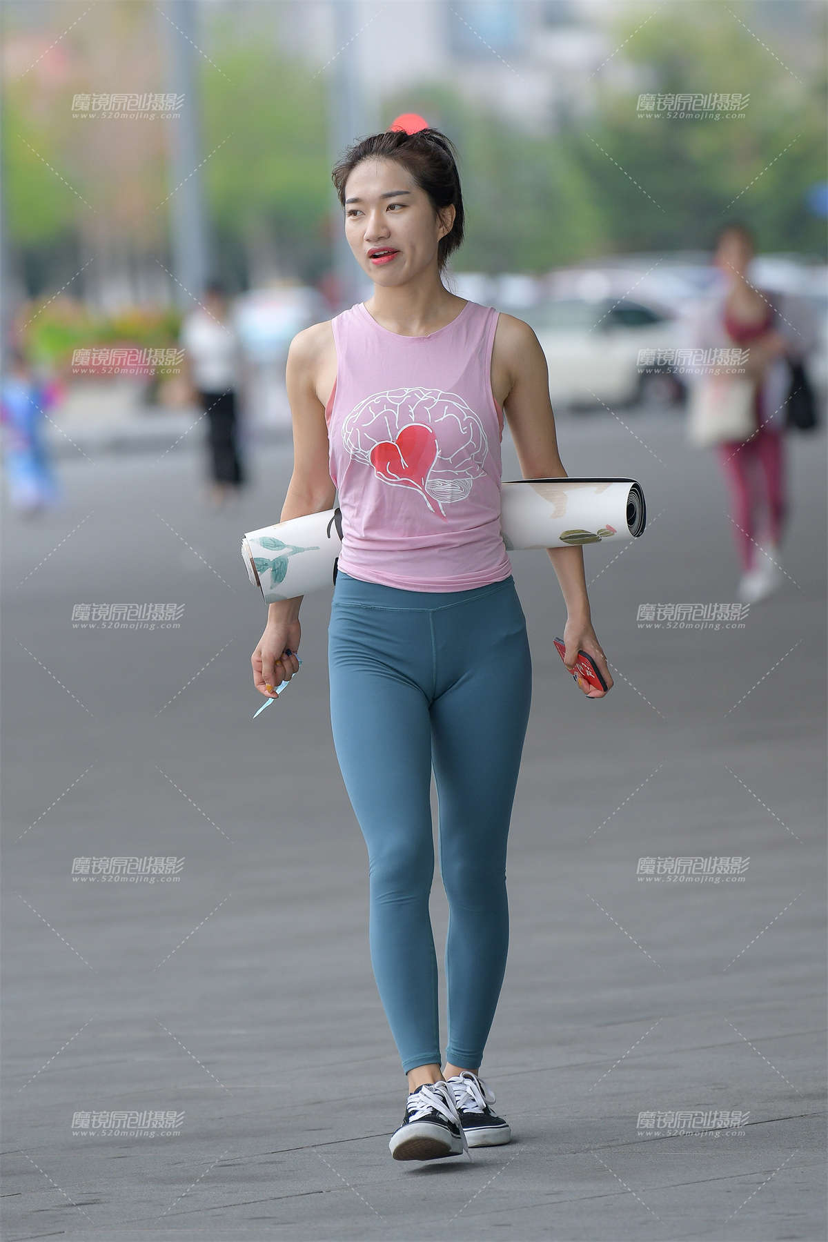 【街拍之魂赛帖】吃口香糖的紧身美女-日更街拍