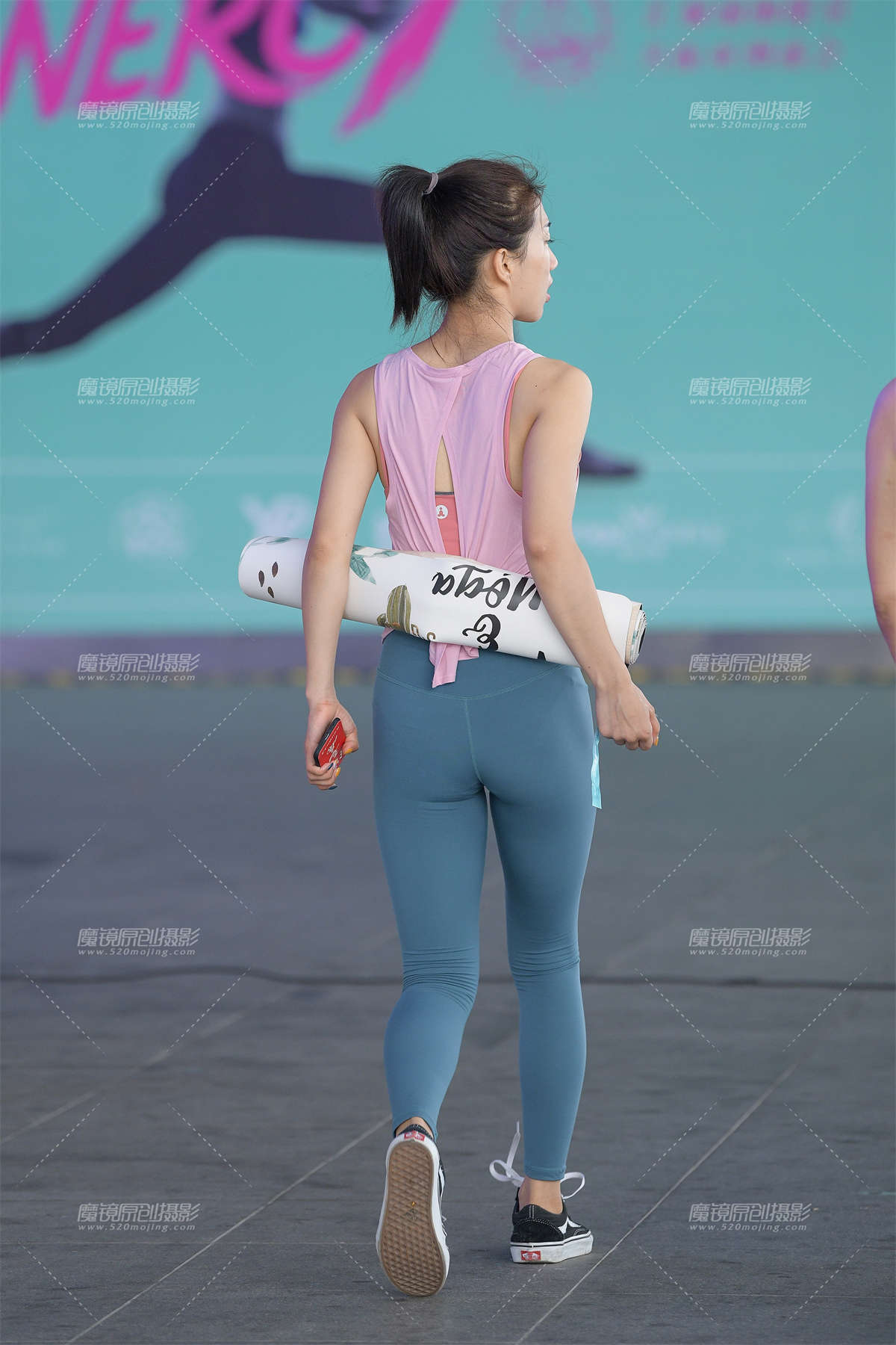 图片[2]-【街拍之魂赛帖】吃口香糖的紧身美女-日更街拍