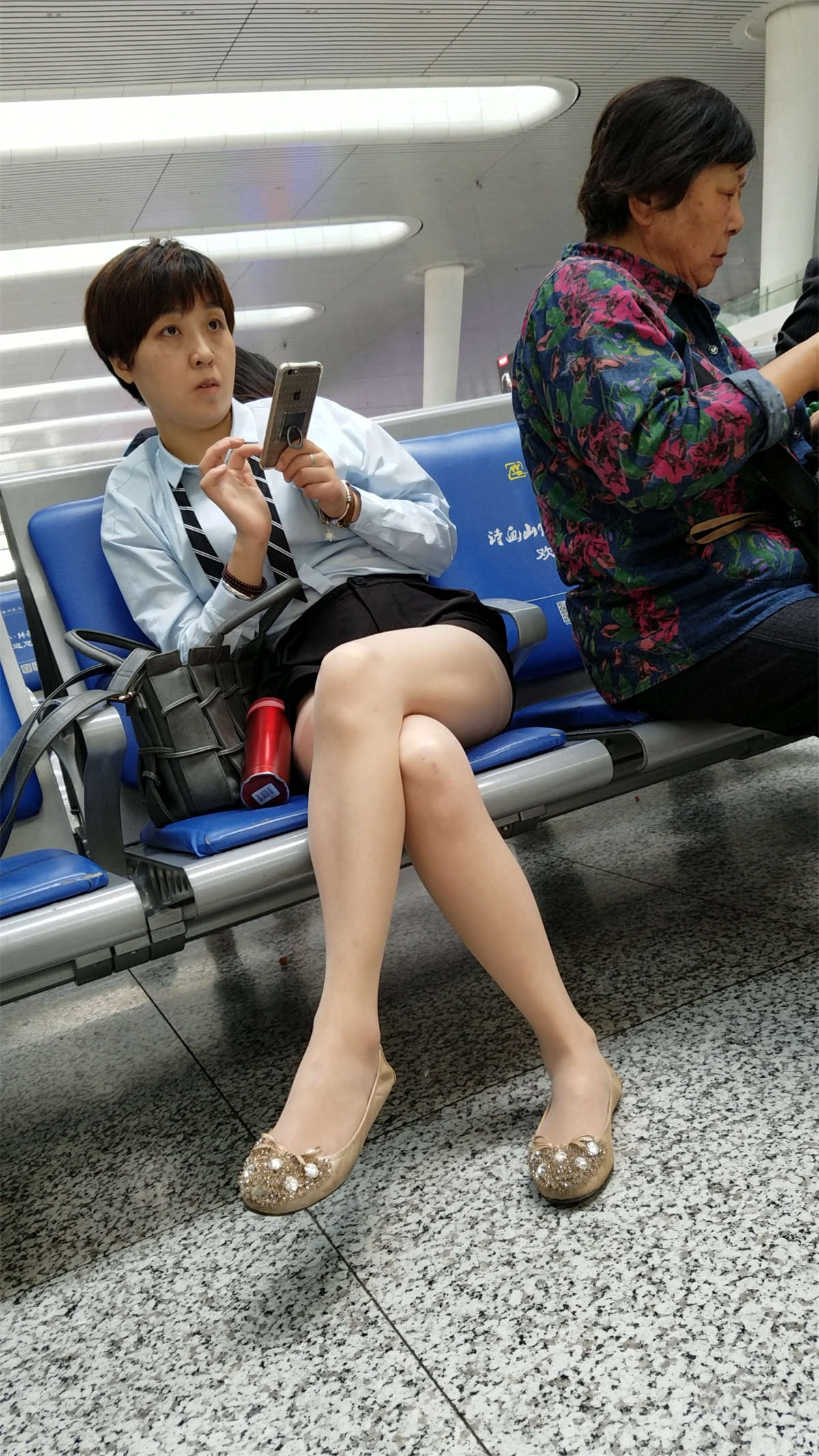 图片[2]-[4K高清视频]黑色短裙肉丝米色皮鞋-日更街拍