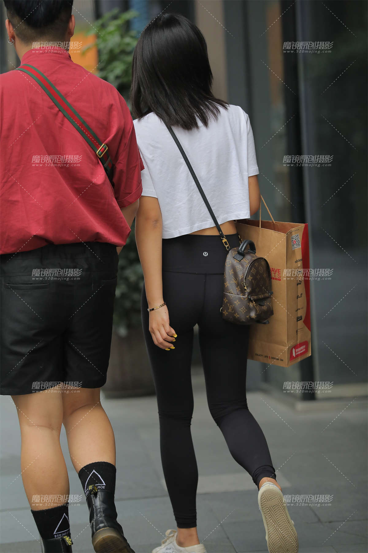 图片[2]-黑色瑜伽裤美眉-日更街拍