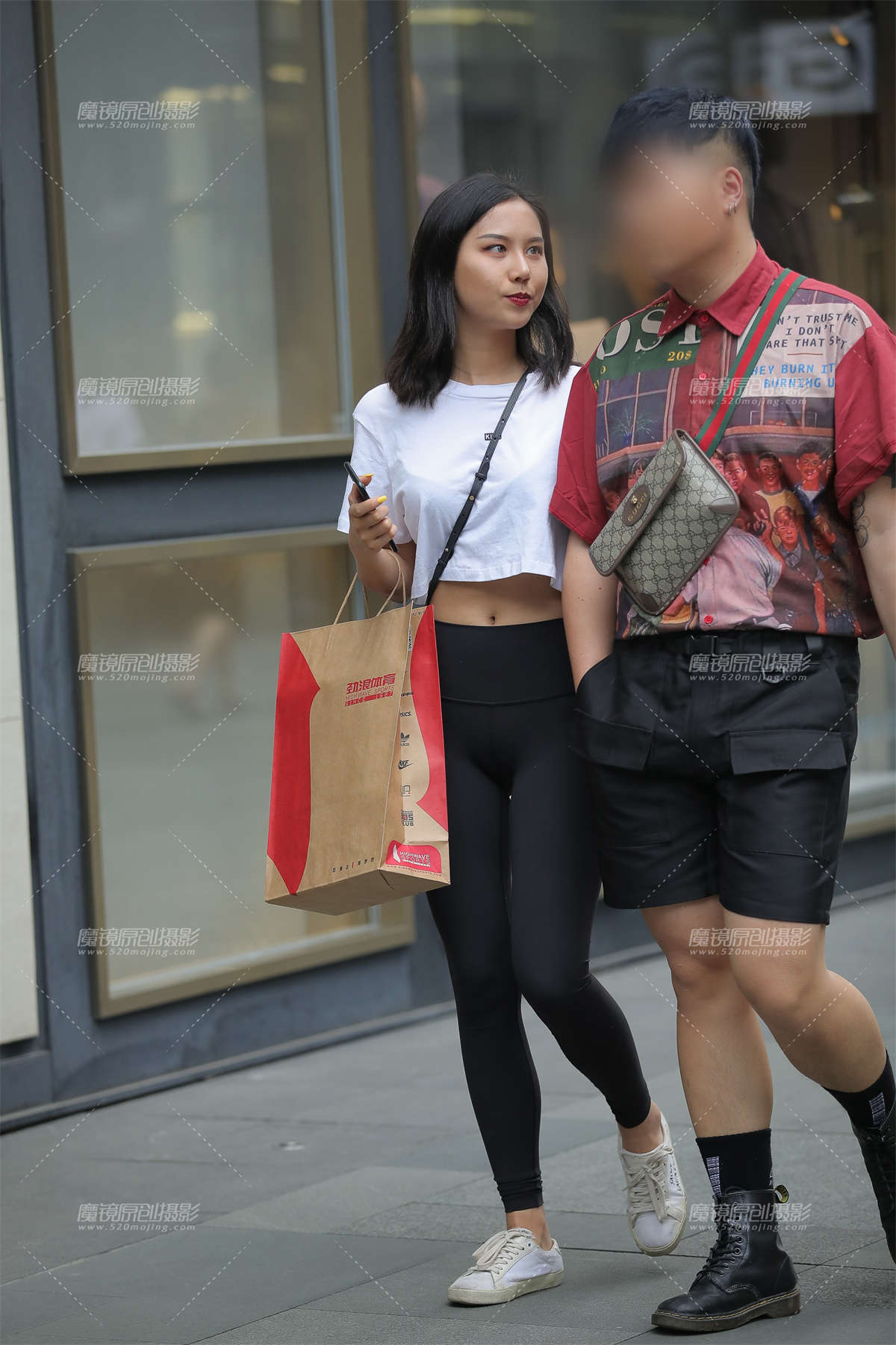 黑色瑜伽裤美眉-日更街拍