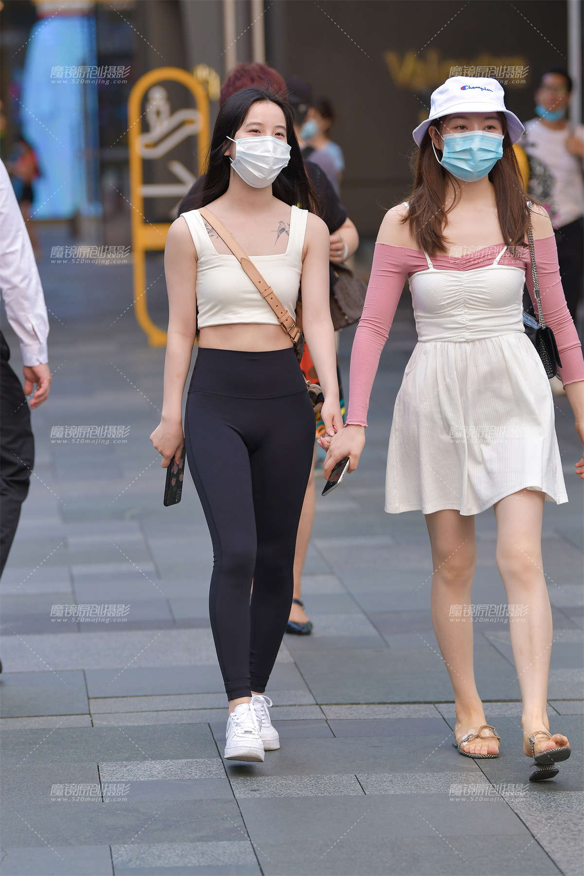 【视觉冲击赛贴】黑色紧身裤美眉-日更街拍