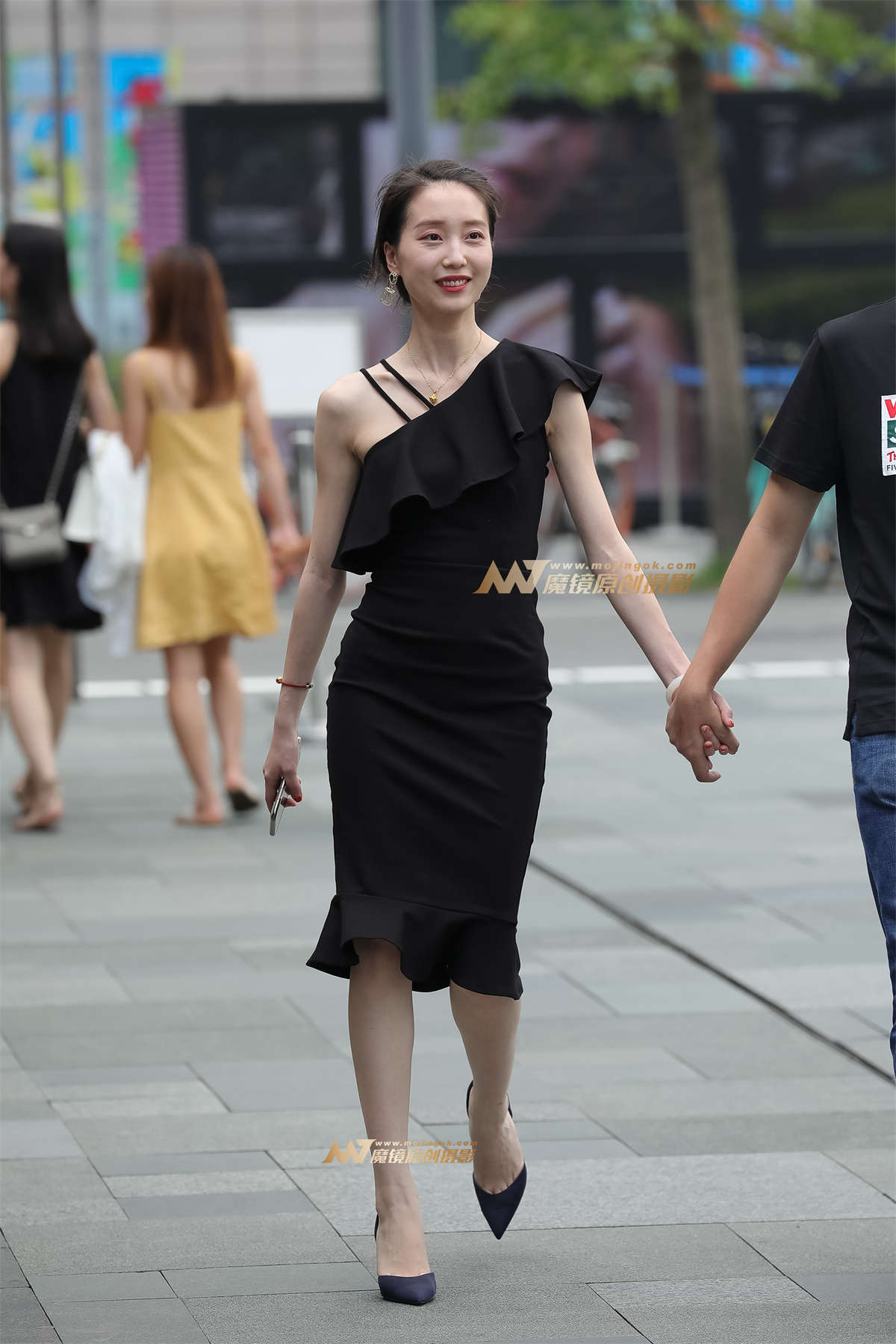 【凯恩赛帖】曲线玲珑的少妇-日更街拍