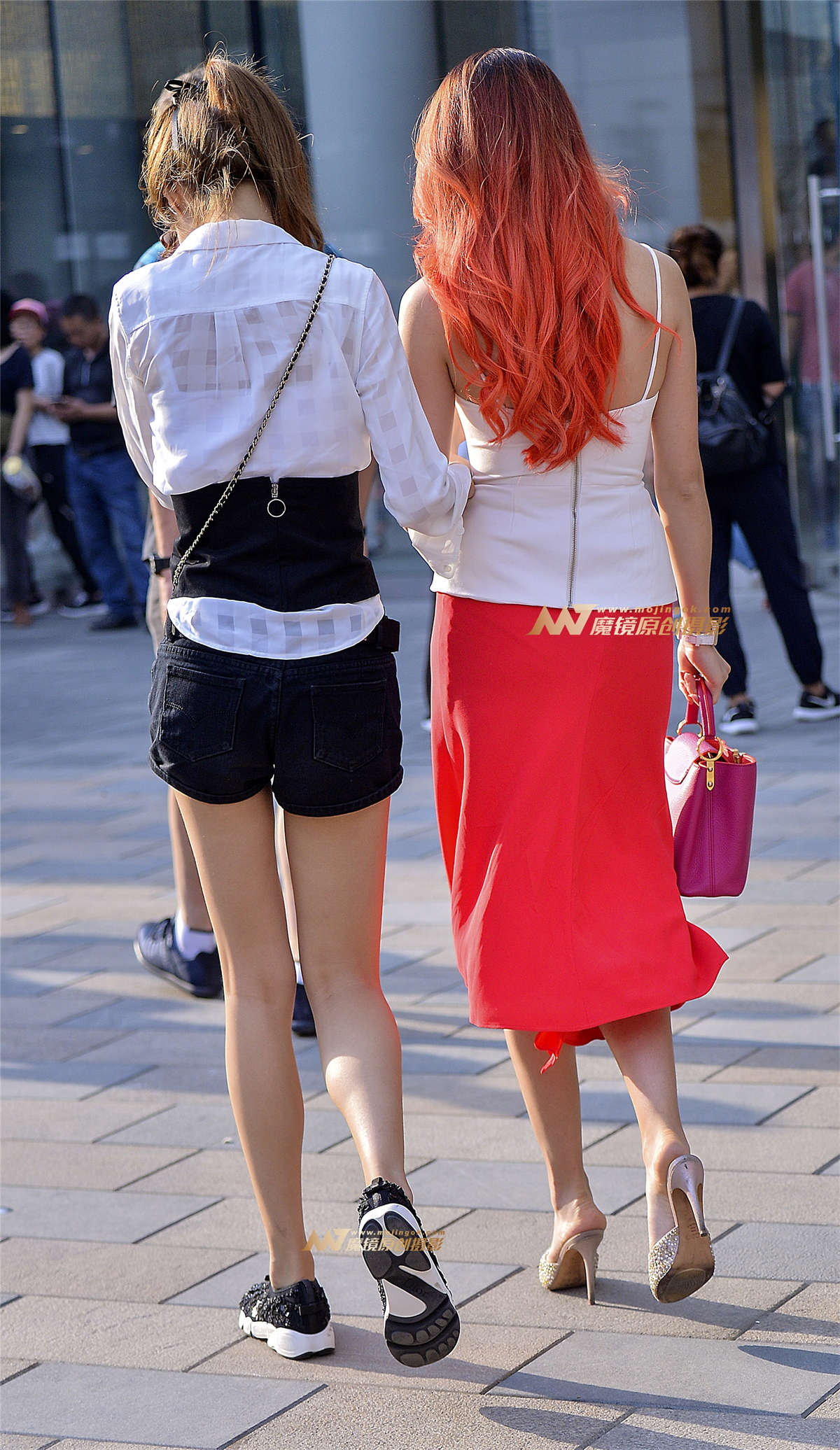 图片[2]-闺蜜靚胸性感迷人-日更街拍