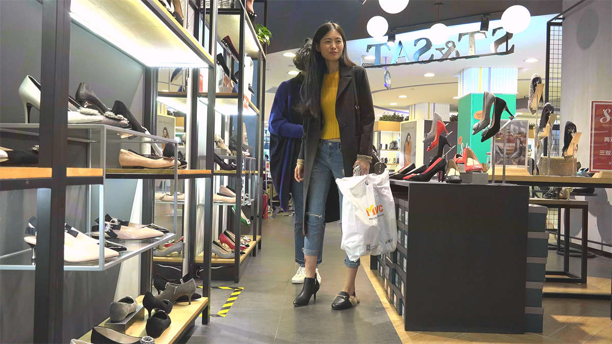 图片[2]-脚上缠着绷带就来买新鞋的美女，让人肃然起敬-日更街拍