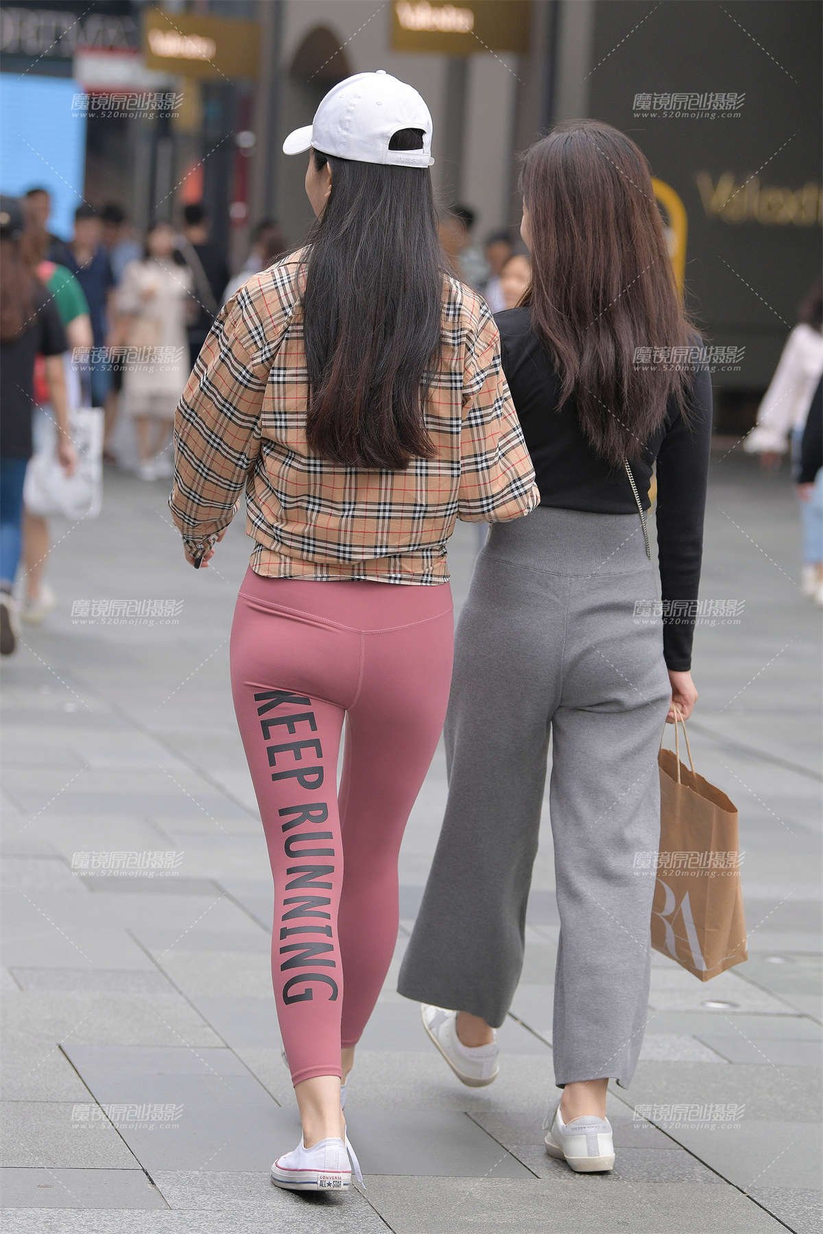 图片[2]-粉色瑜伽裤润臀美眉-日更街拍