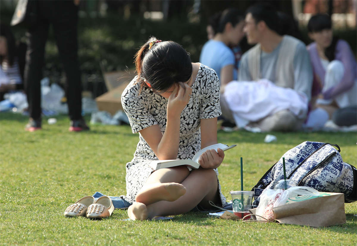 图片[2]-踏青公园街拍系列No.1487 草地上养眼的女孩长丝-日更街拍