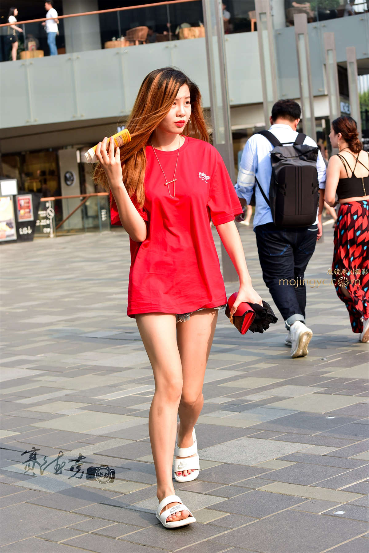 红衣热裤妹纸-日更街拍