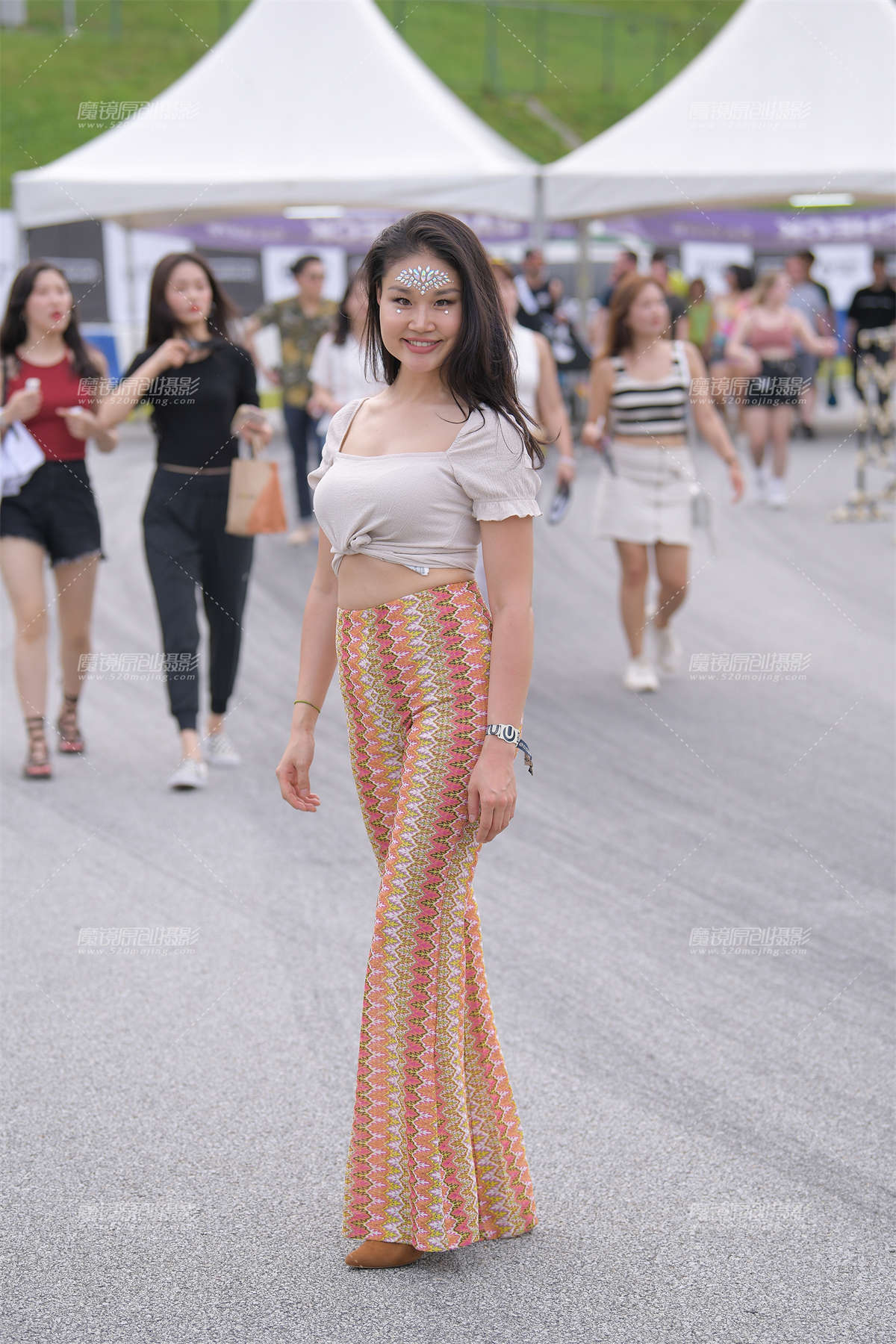 很少见的格纹紧身裤-日更街拍