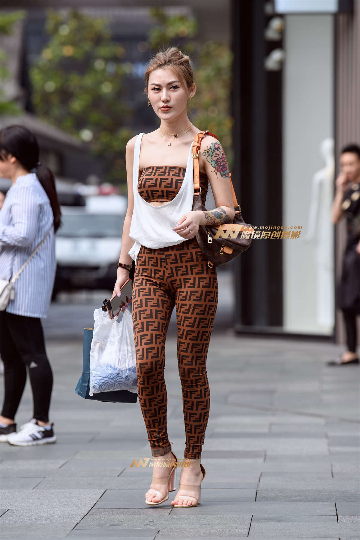 【久久赛帖】高贵少妇尽显迷离姿态-日更街拍