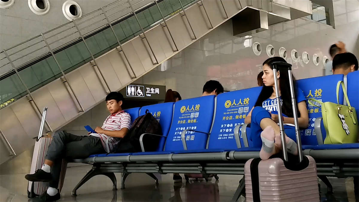 图片[2]-候车室的拖鞋的棉袜女子-日更街拍