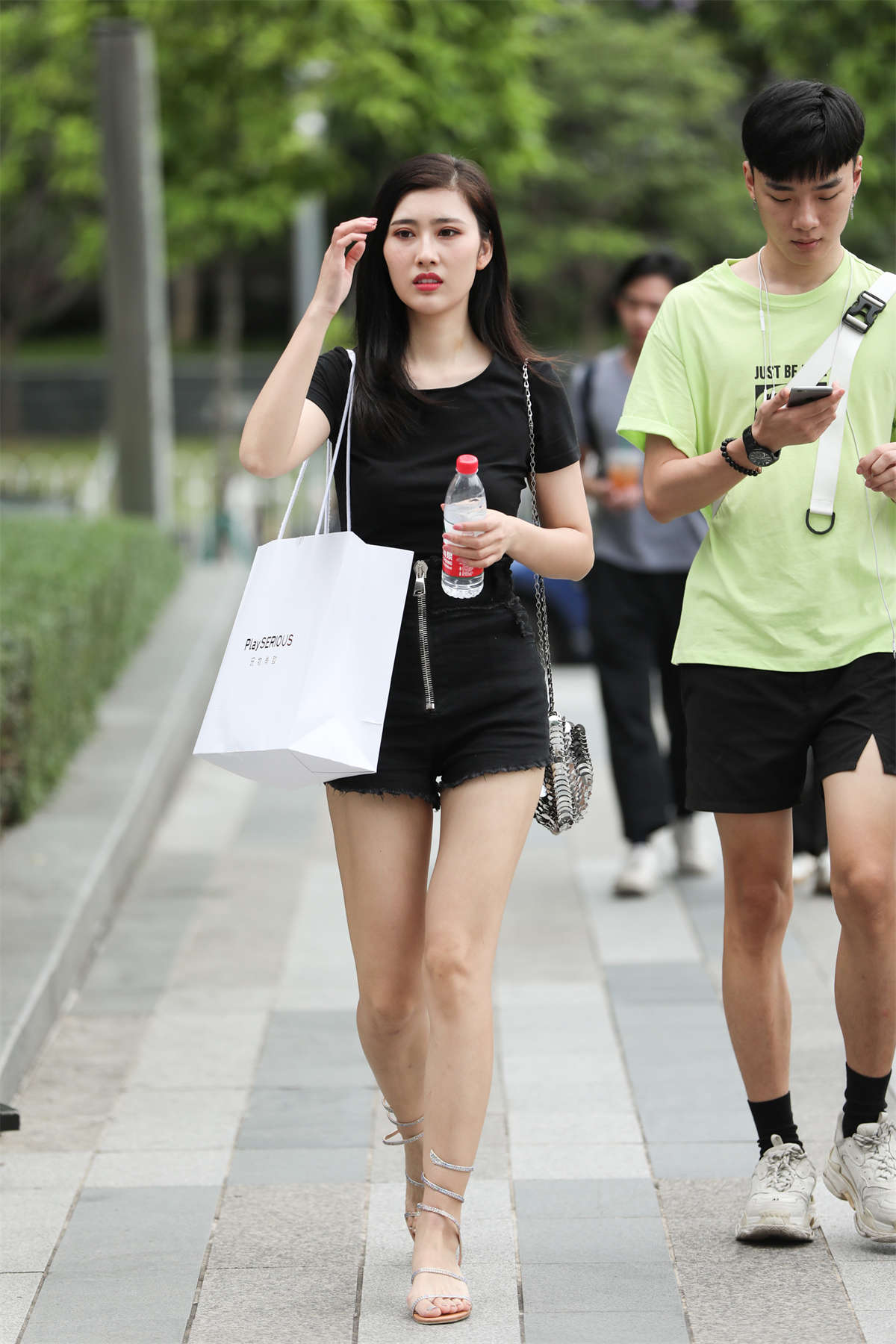 【辉辉赛贴-第九贴】绑带露背漂亮小姐姐-日更街拍