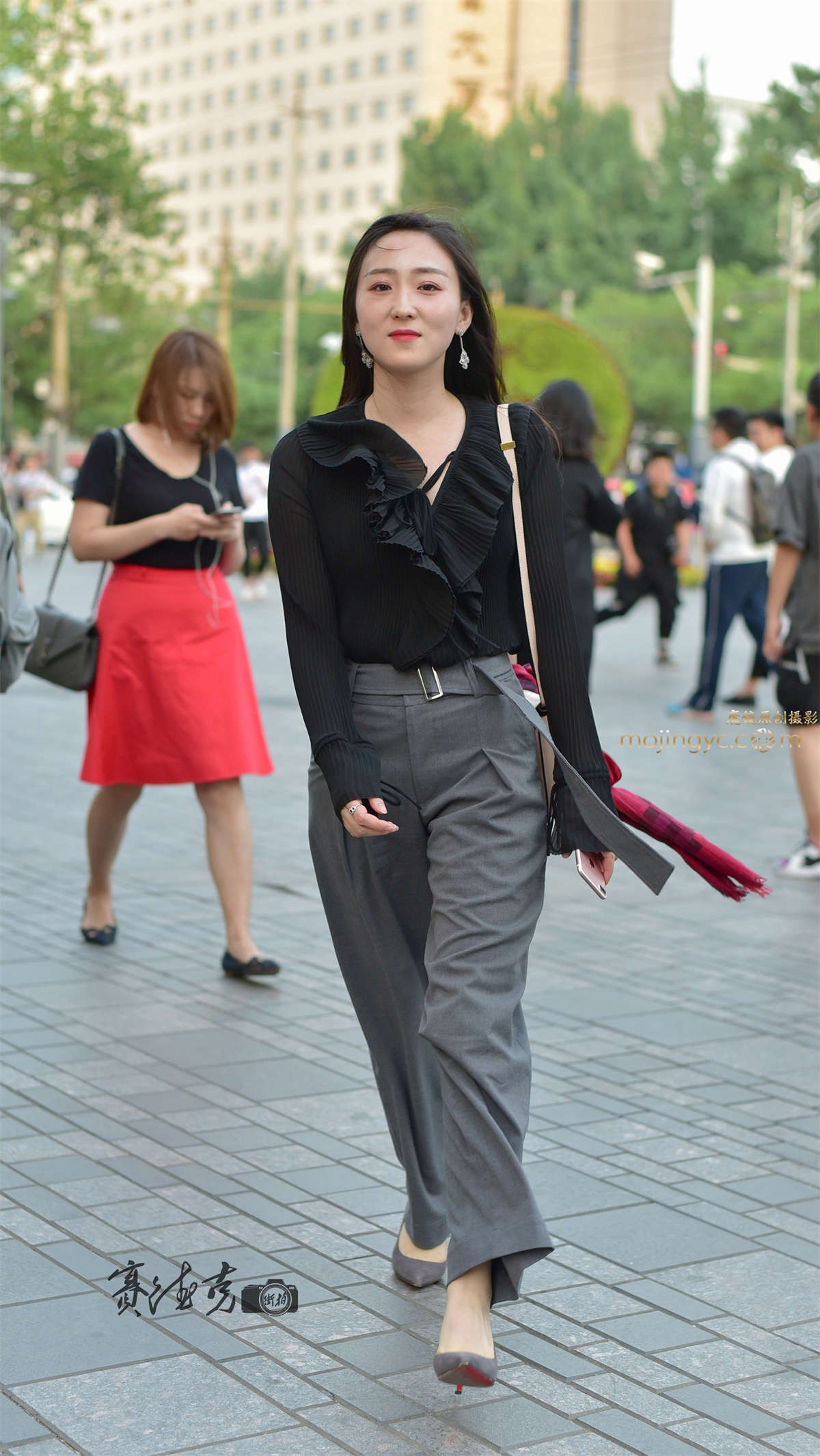 回眸一笑的时尚美女-日更街拍