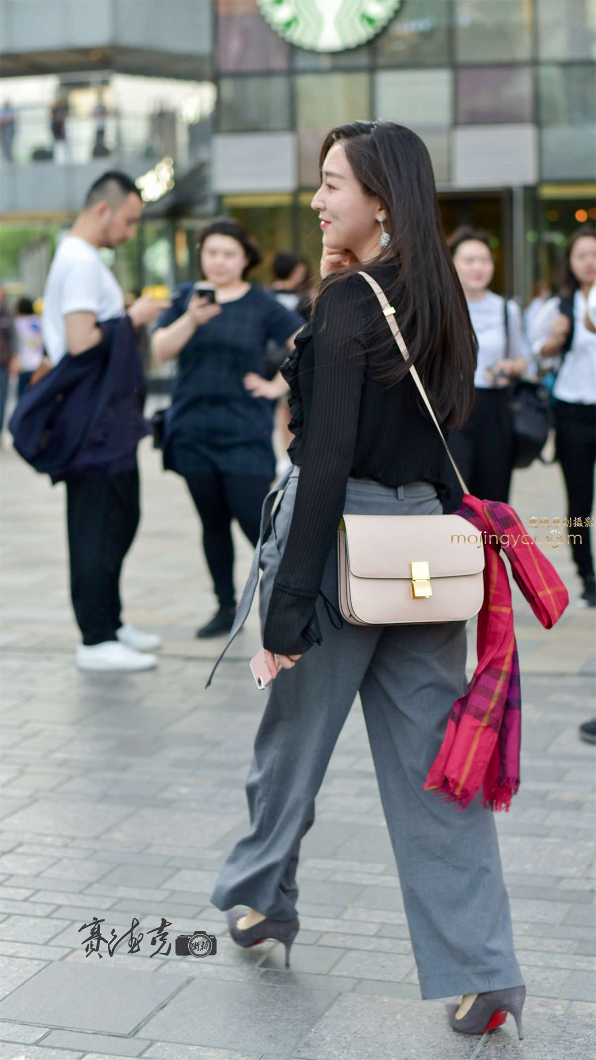 图片[2]-回眸一笑的时尚美女-日更街拍