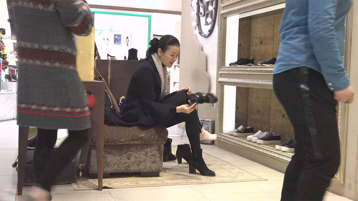 等了好久果然有戏，甜美少妇一把扯掉棉袜露出艳趾纤足-日更街拍