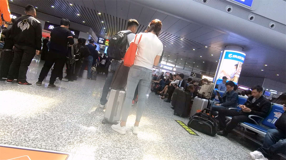 图片[2]-超级紧身牛仔裤白T恤美眉-日更街拍