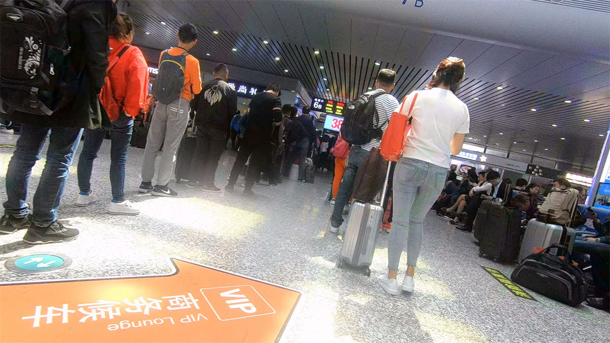 超级紧身牛仔裤白T恤美眉-日更街拍