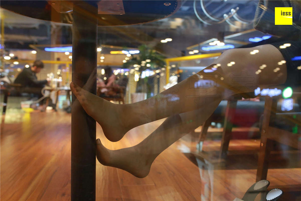 IESS异思趣向 丝享家193期：绝美长腿咖啡丝紫紫-日更街拍