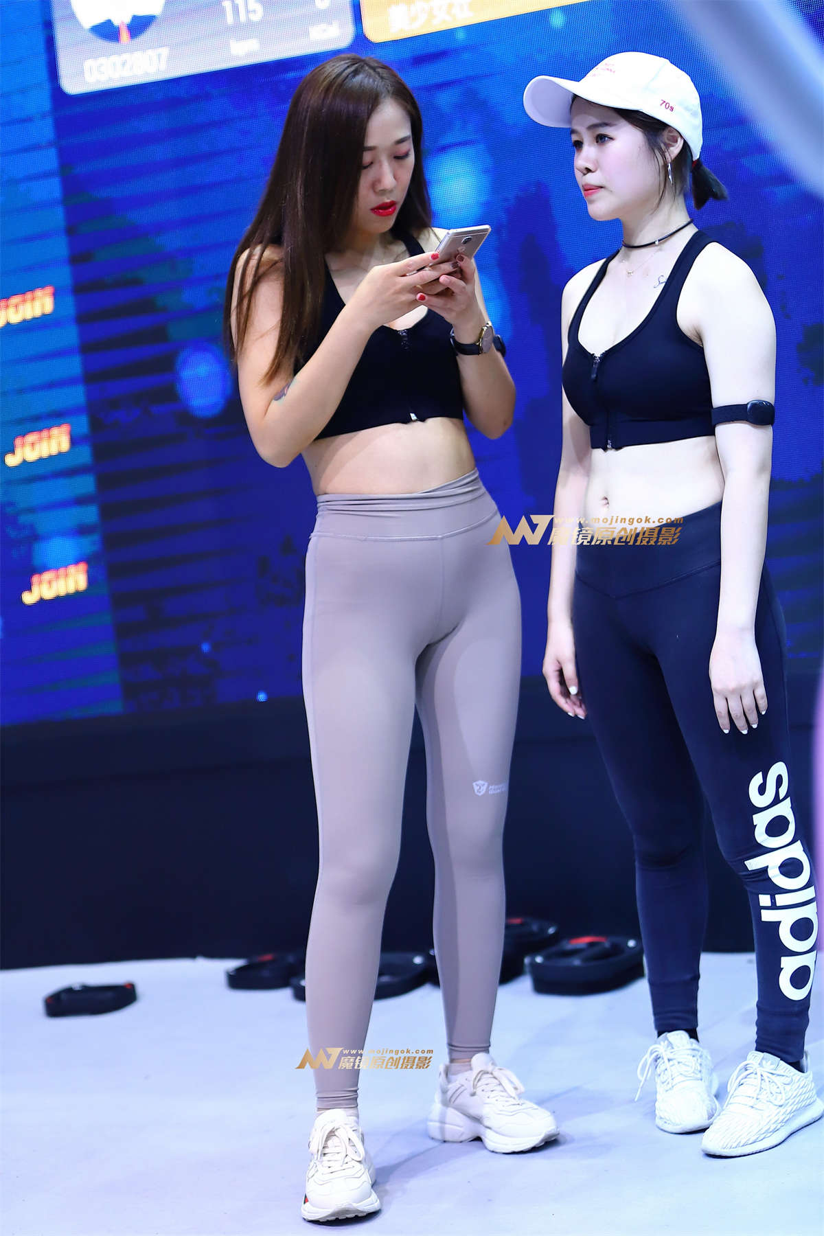 【Mark赛帖】浅灰色运动裤美女-日更街拍