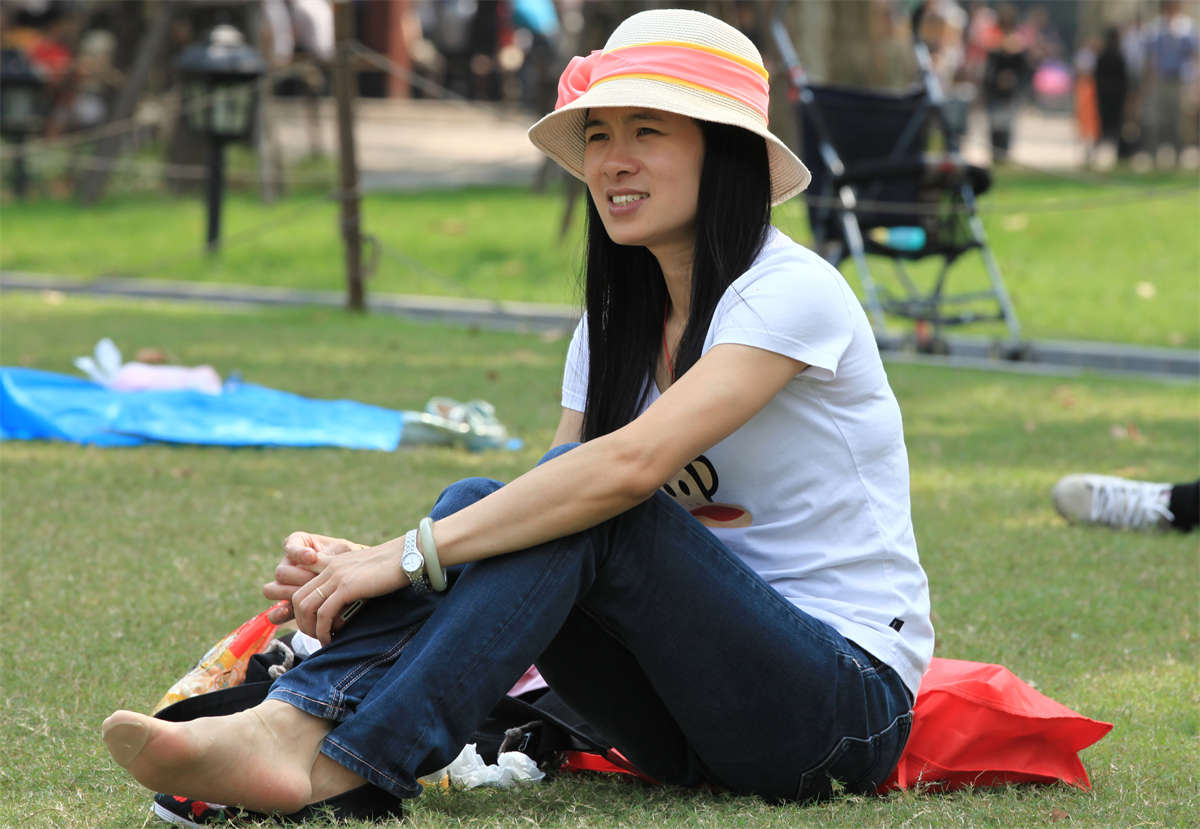 图片[2]-踏青公园街拍系列No.1489 见过丝足和各种鞋靴的搭配，这次开眼看看丝足配绣花鞋出场-日更街拍