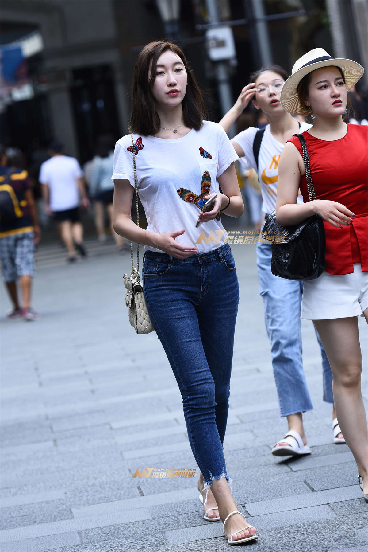 【咔喳赛贴】逛街中的紧身牛仔-日更街拍