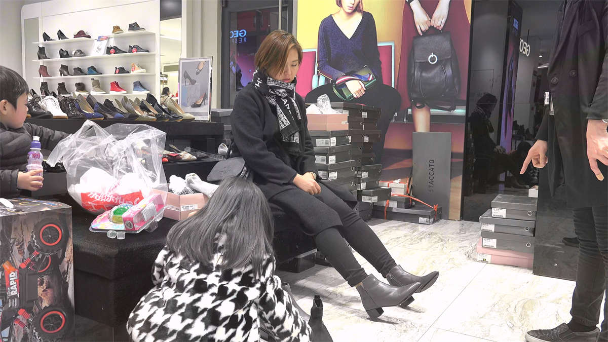 图片[2]-时尚韵妇，一身冬装却还脱袜给你看足底，诚意可嘉-日更街拍