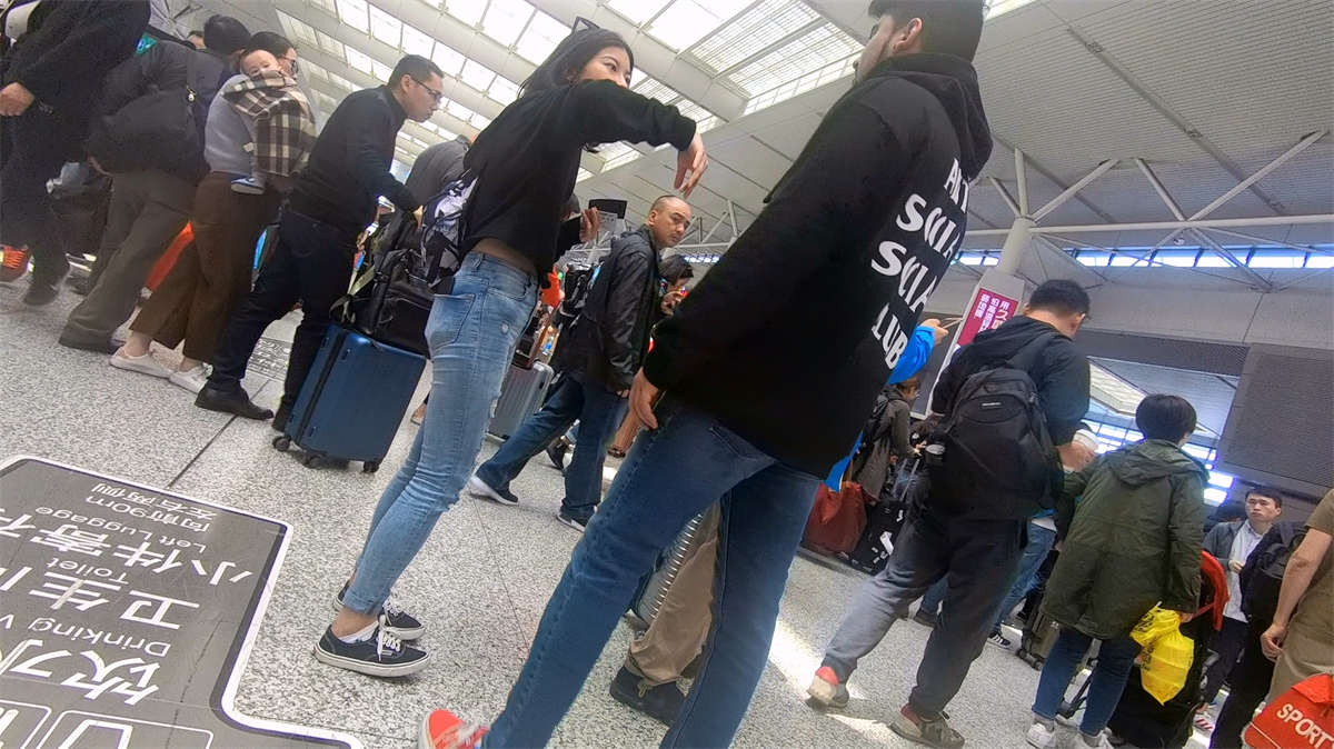 图片[2]-青春洋溢紧身牛仔裤黑衣服小姐姐-日更街拍