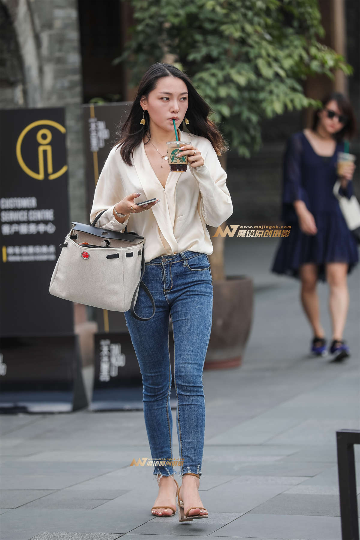 紧身裤总能散发诱人的味道-日更街拍