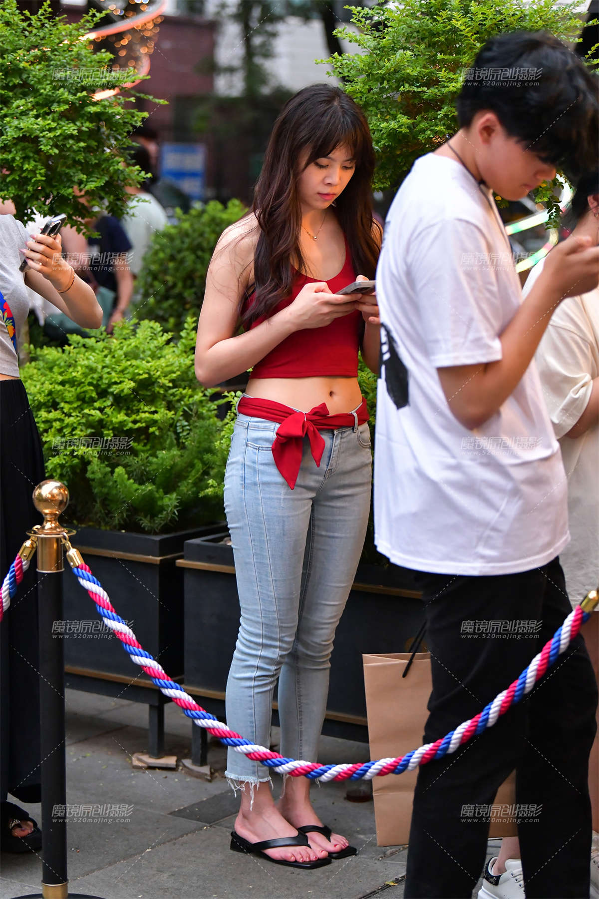 图片[2]-★漂亮浅色牛仔裤美女-日更街拍