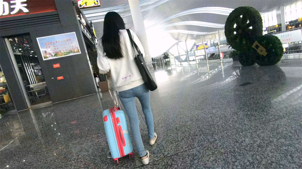 图片[2]-车站偶遇极品紧身蓝牛娇小身材小妹-日更街拍