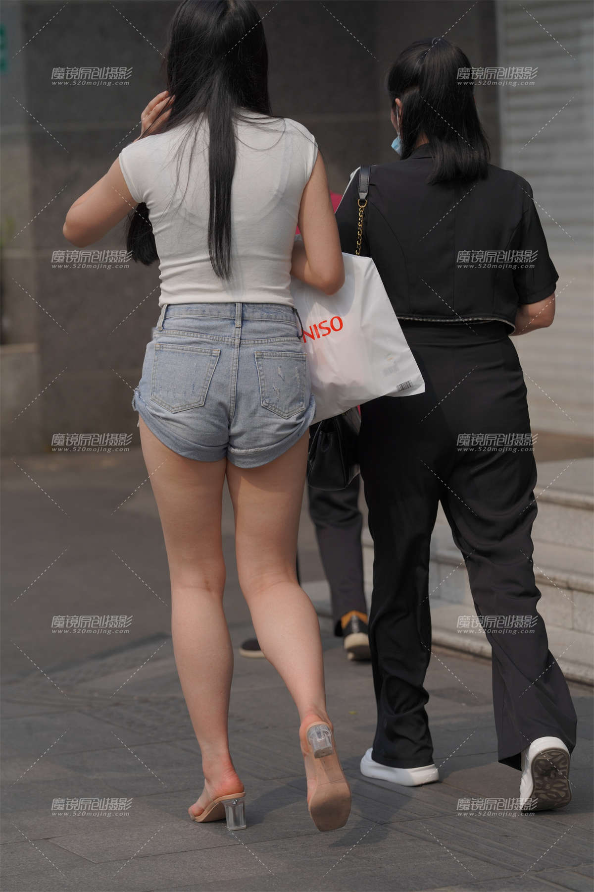 图片[2]-热裤肉腿-日更街拍