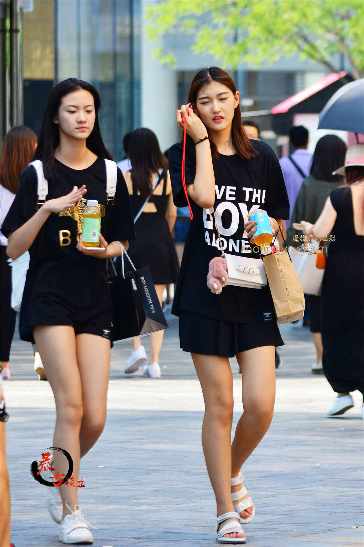 图片[2]-8-15 大T恤下的美腿-日更街拍