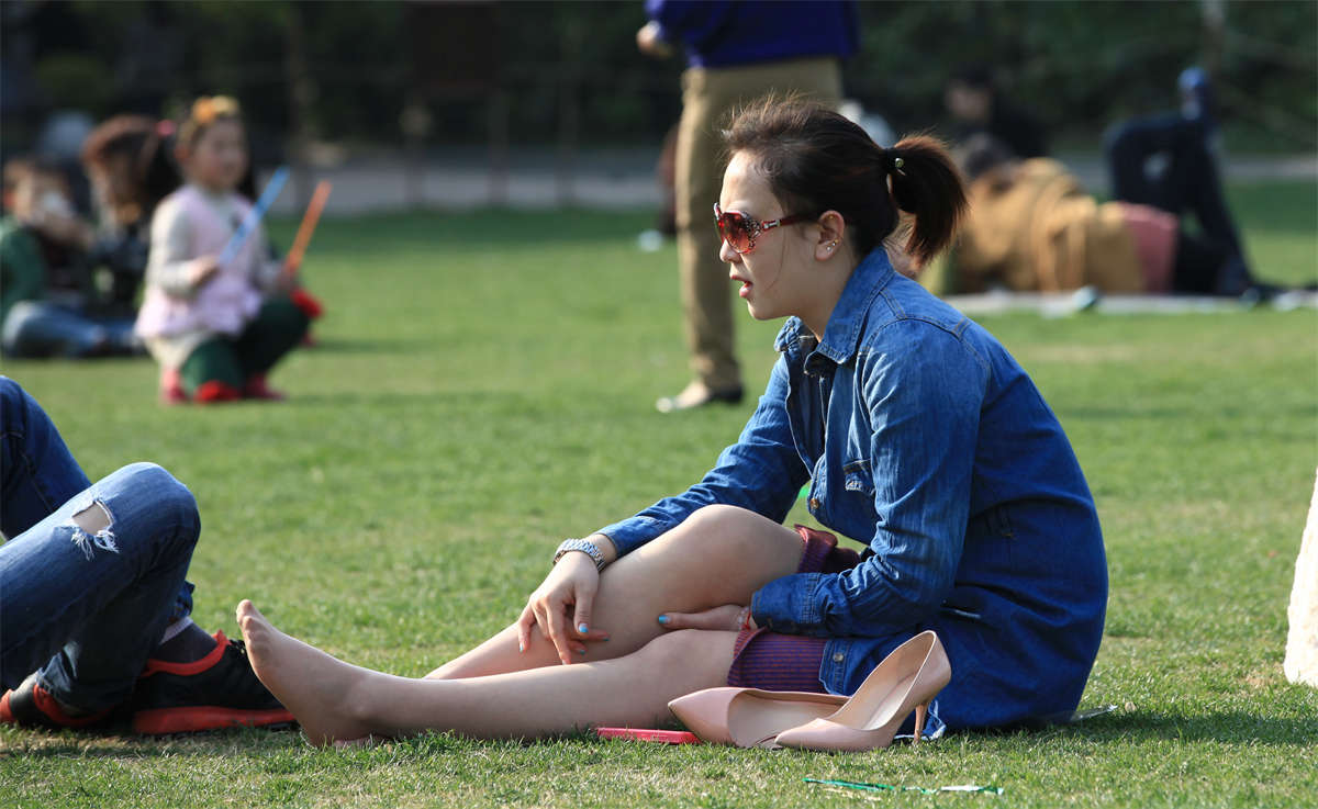 图片[2]-踏青公园街拍系列No.1490 诱惑少妇、香艳长丝，魅力不可挡-日更街拍