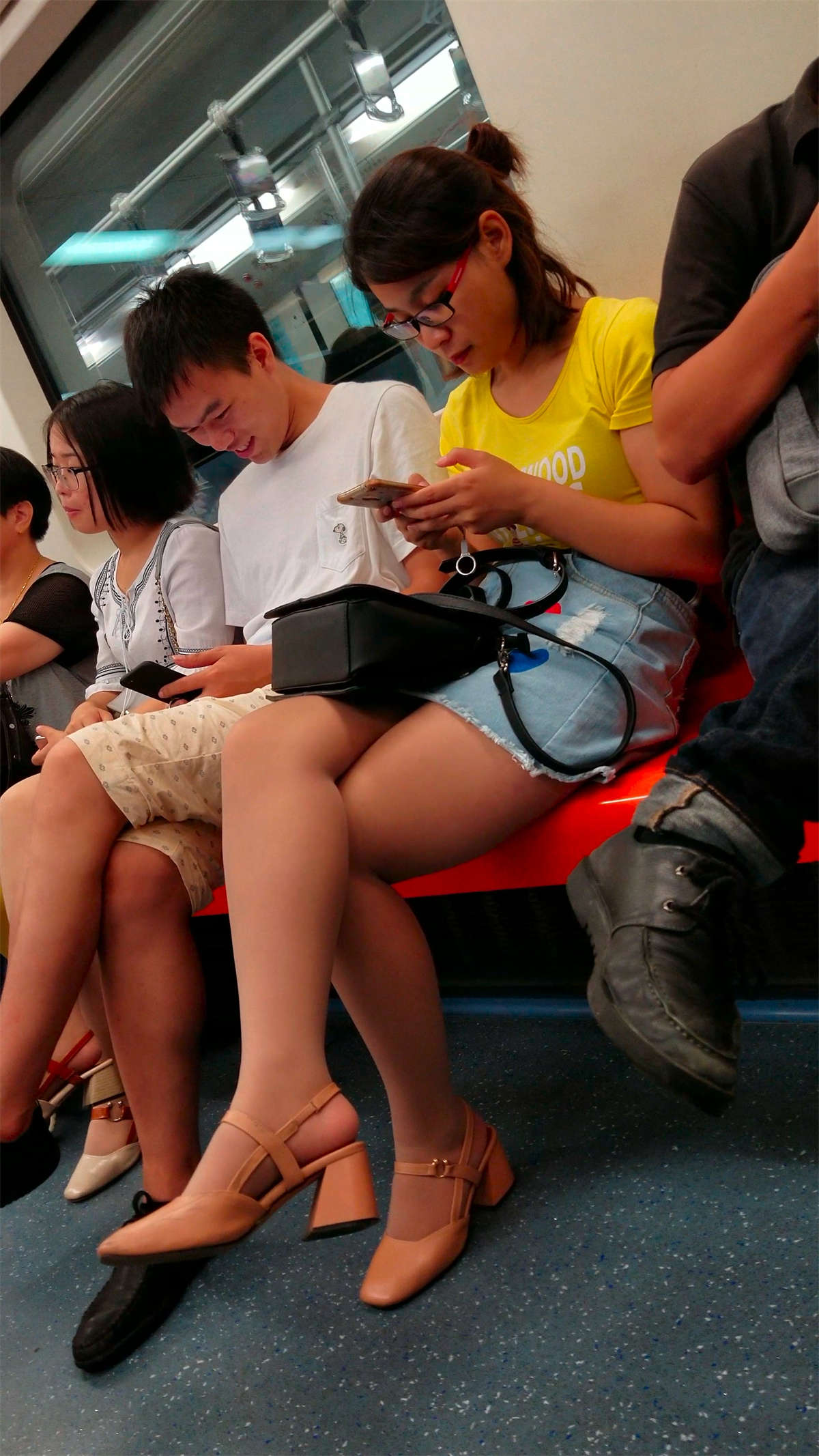 图片[2]-黄色T恤修长美腿肉丝眼镜妹子-日更街拍