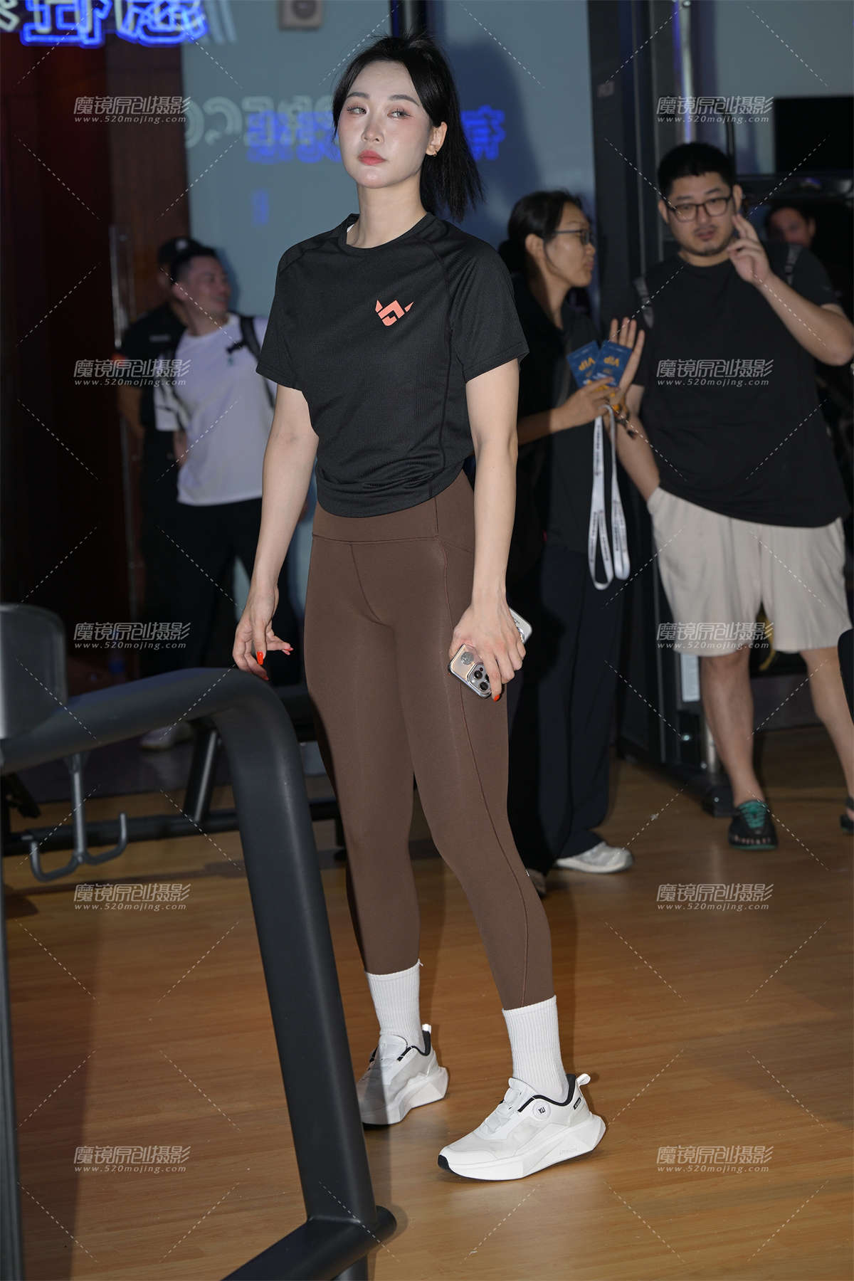 紧身美女教练-日更街拍