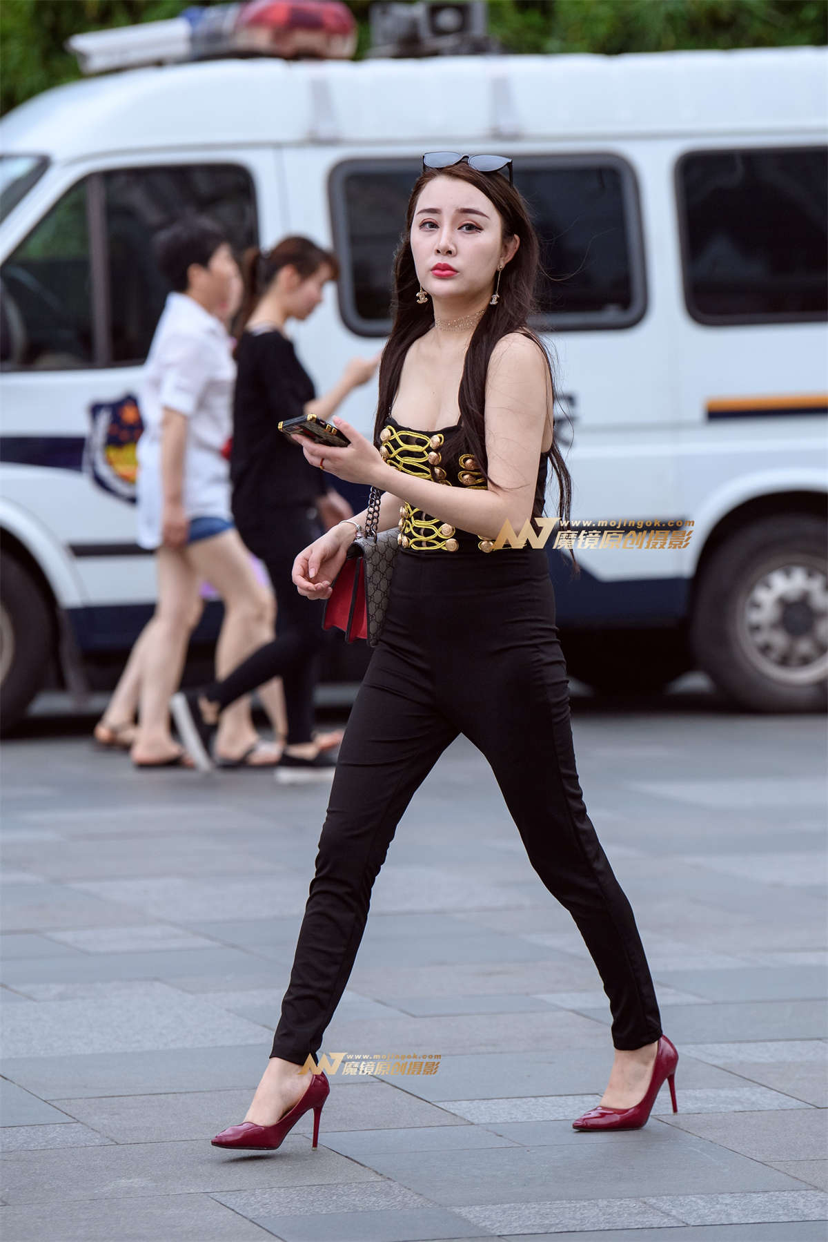 【久久赛帖】红色高跟鞋丰挺美女-日更街拍