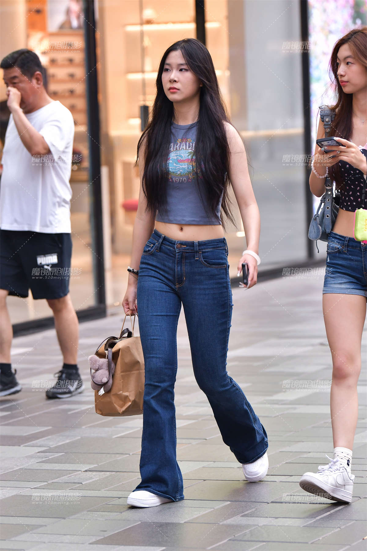 ★漂亮深蓝牛仔裤美女-日更街拍