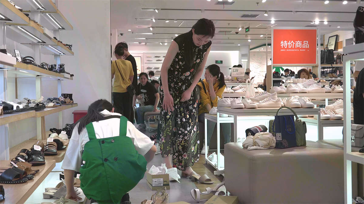 图片[2]-美脚女孩在鞋店试鞋子的场景-日更街拍