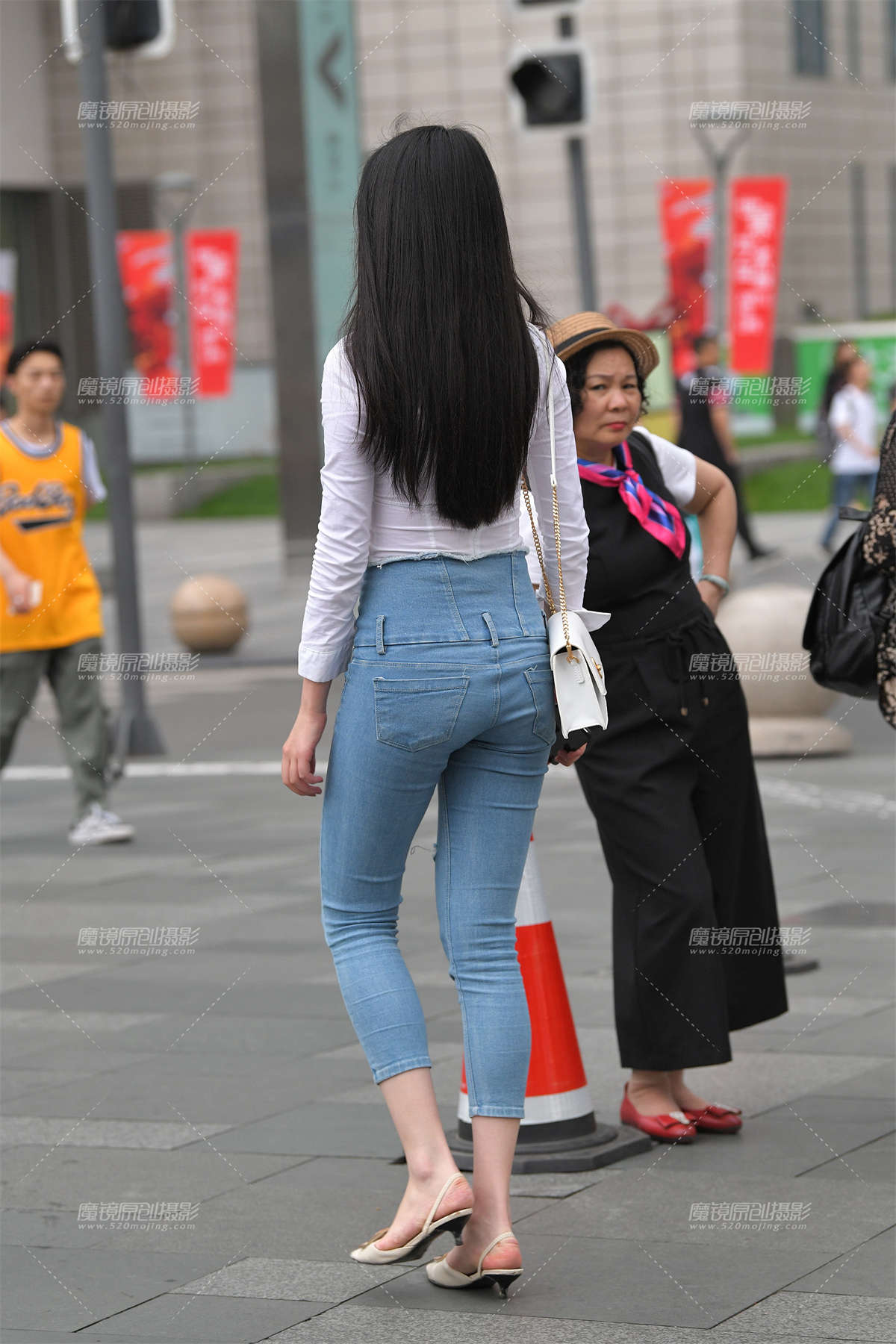 图片[2]-高挑的紧牛小姐姐-日更街拍