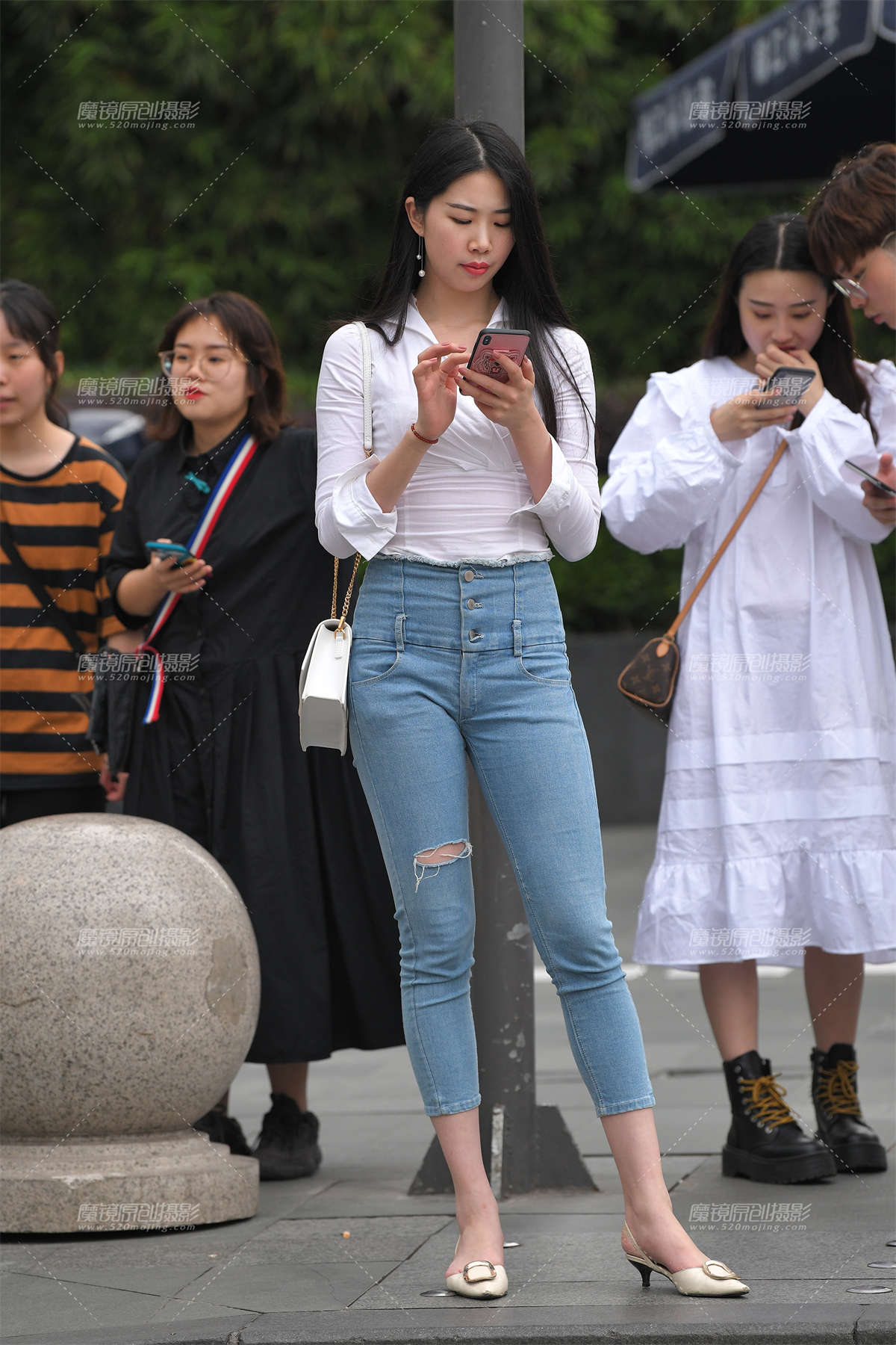 高挑的紧牛小姐姐-日更街拍