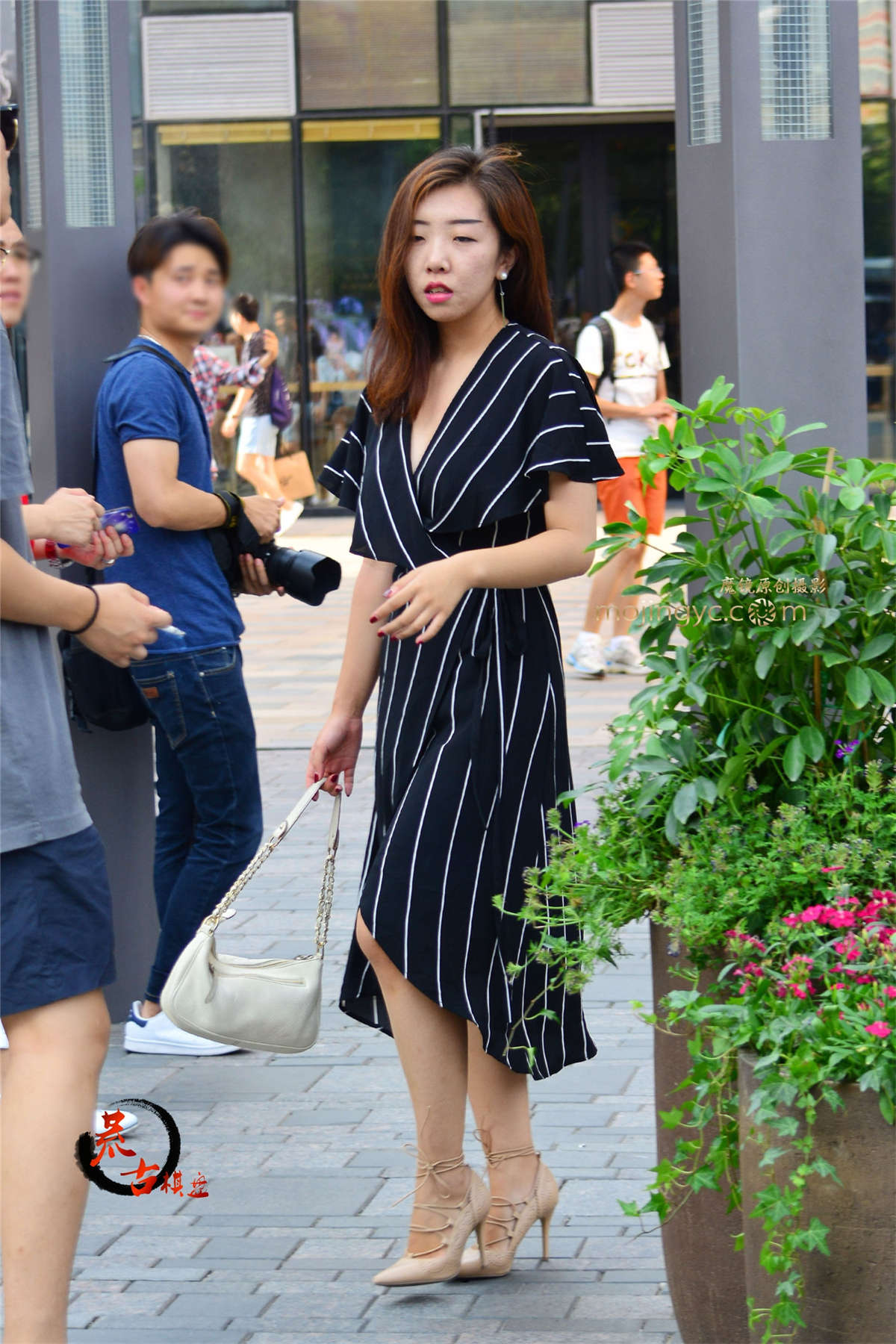 图片[2]-8-15 深V黑白格大衣-日更街拍