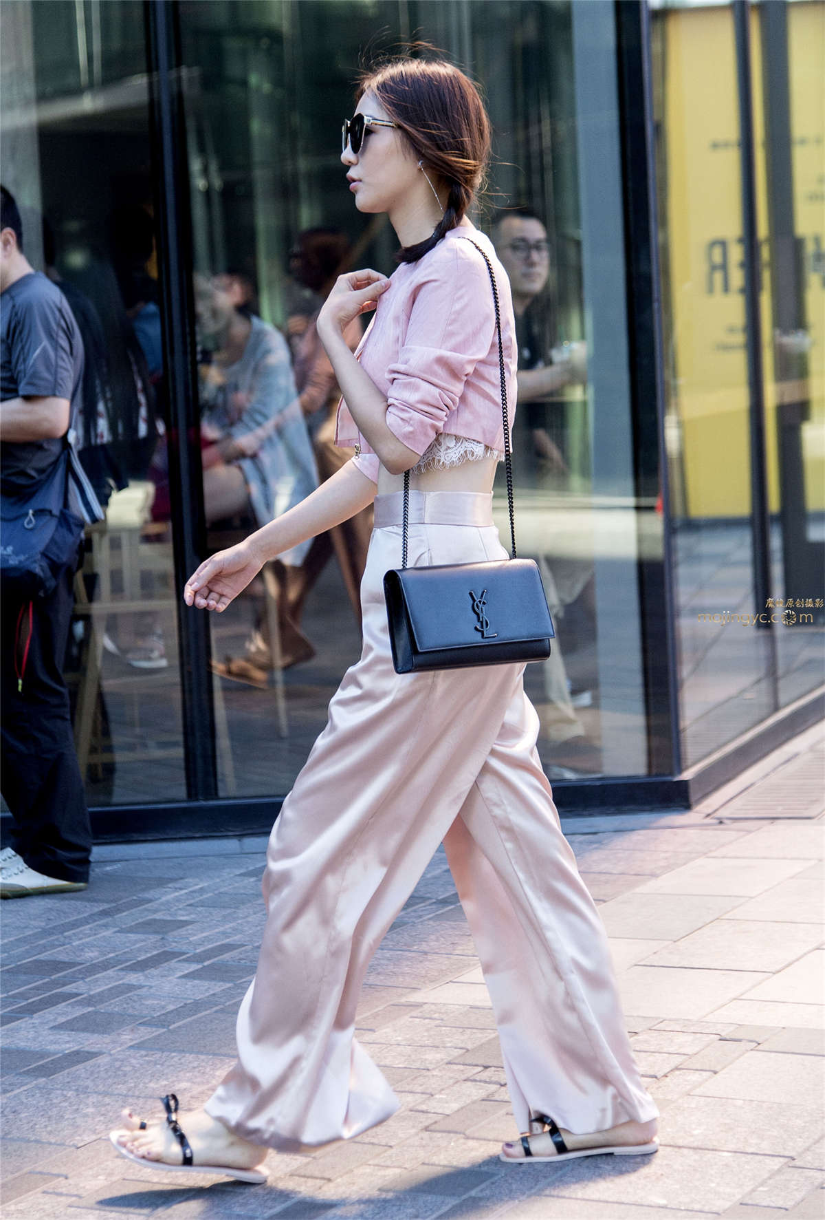 光影下的美女，肚脐美胸裸露显性感-日更街拍